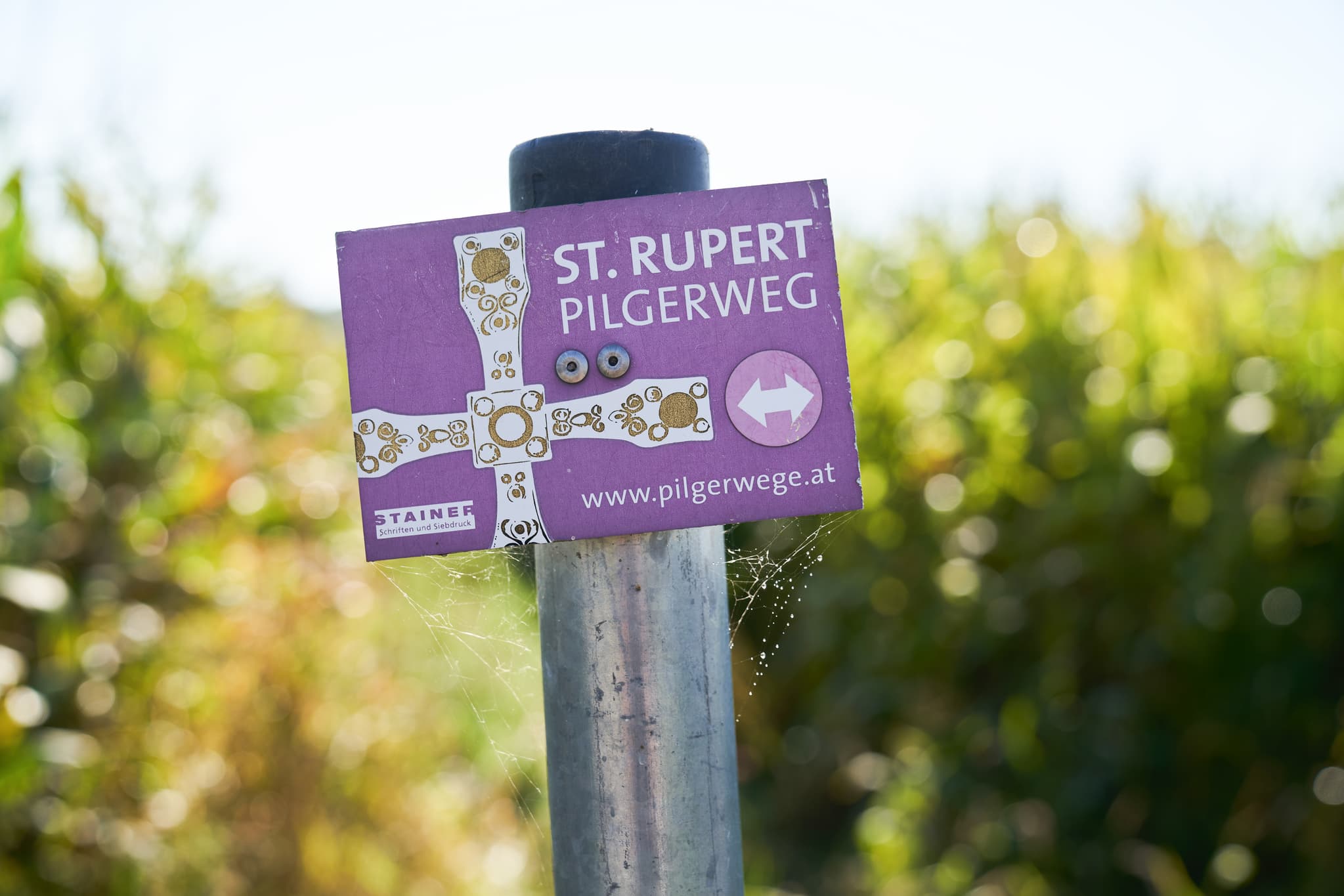 Wegweiser St.-Rupert-Pilgerweg in Kastl, Landkreis Altötting, Oberbayern, Deutschland. Das Schild dient der Orientierung auf dem Pilgerweg, Region Inn-Salzach.