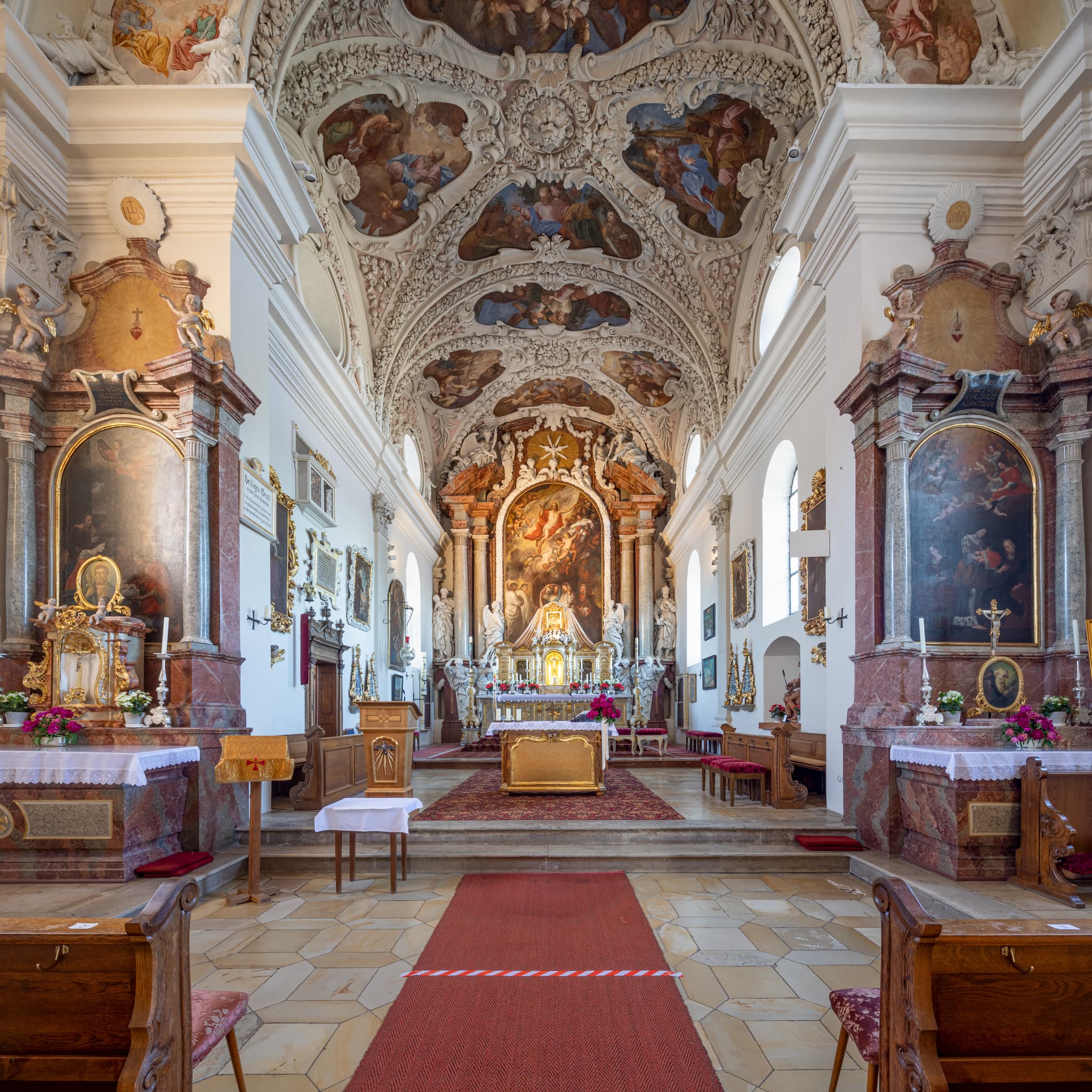 Barocke Wallfahrtskirche Gartlberg, Pfarrkirchen, Rottal-Inn, Niederbayern. Innenansicht mit prunkvollen Altären und Deckenfresken.