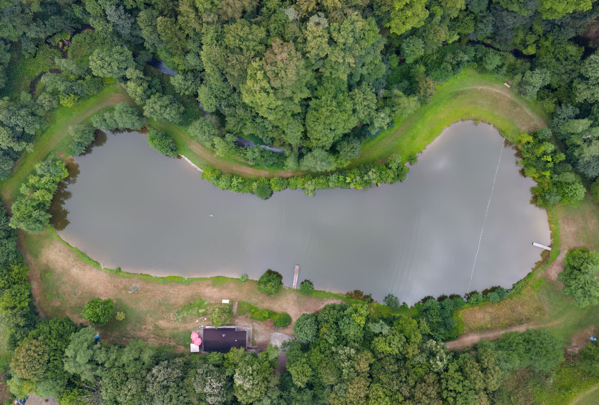Luftbild Badesee Reischach, Altötting, Oberbayern, Deutschland. Eingebettet in grüne Wälder der Region Inn-Salzach, umrundet von einem Pfad.