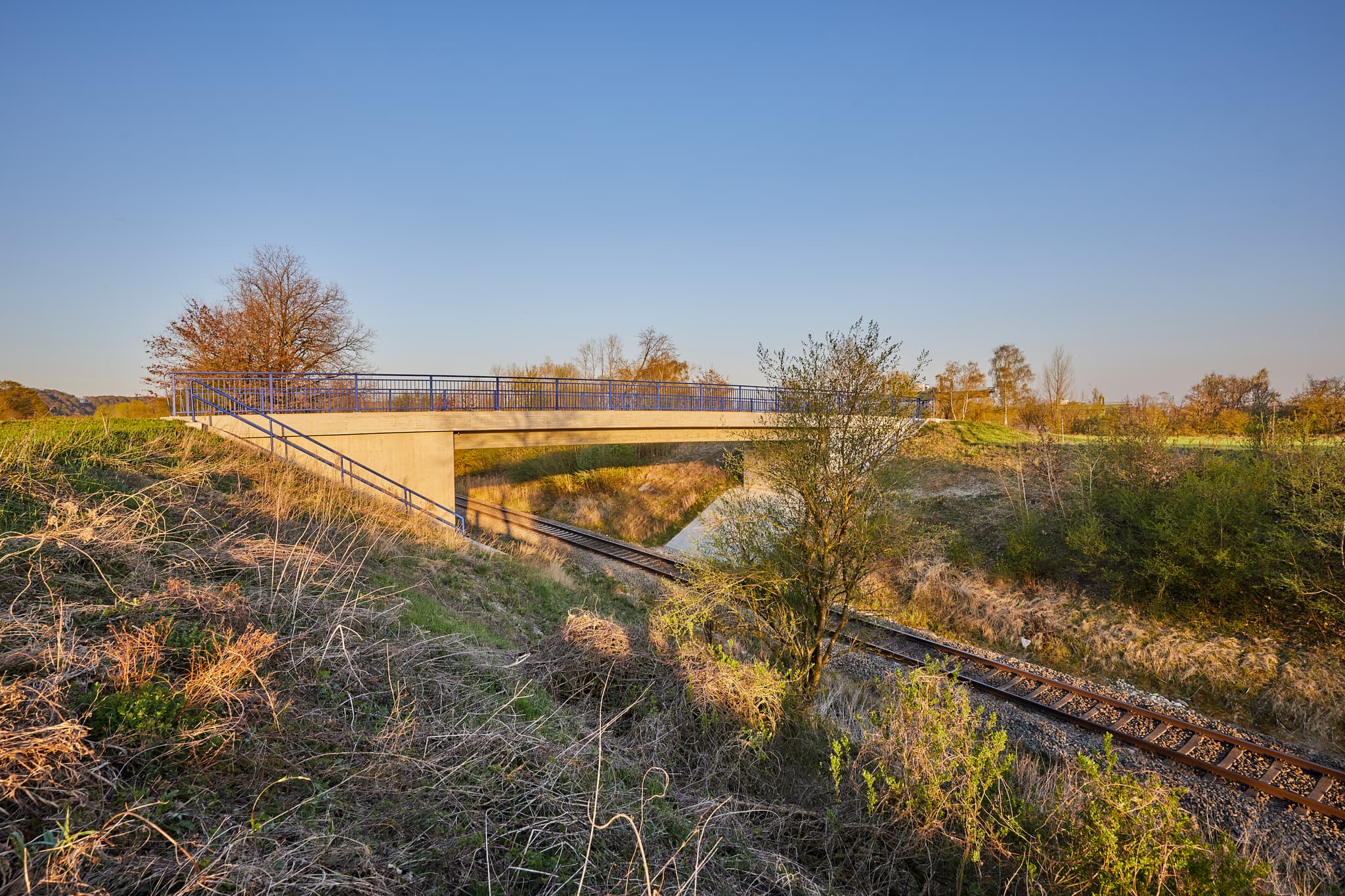 Brücke und Bahnübergang im Ortsteil Innwerk der Gemeinde Perach, Landkreis Altötting. Landschaft in Oberbayern, Region Inn-Salzach, Deutschland.