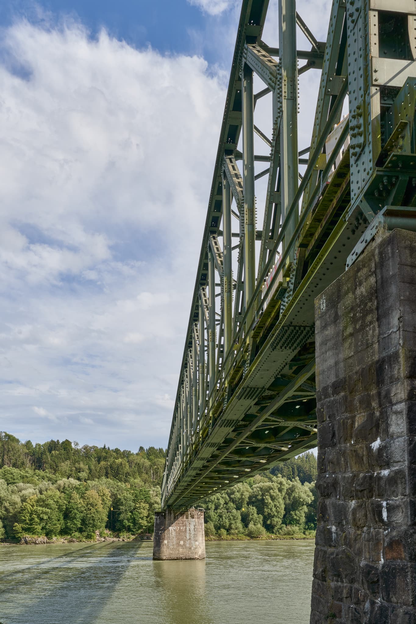 Die Kräutlsteinbrücke über die Donau bei Lindau in Niederbayern, Bayerischer Wald, Deutschland.  Eine beeindruckende Stahlkonstruktion.