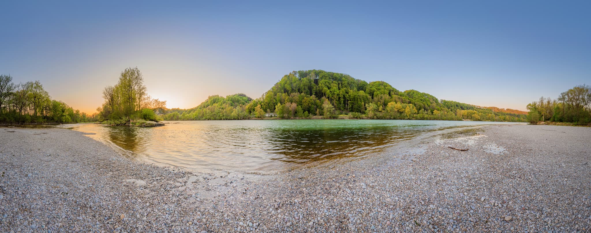 Panoramaaufnahme des Zusammenflusses von Alz und Inn bei Oberpiesing in Bayern, Deutschland. Das Bild zeigt die Alzmündung bei Sonnenuntergang.