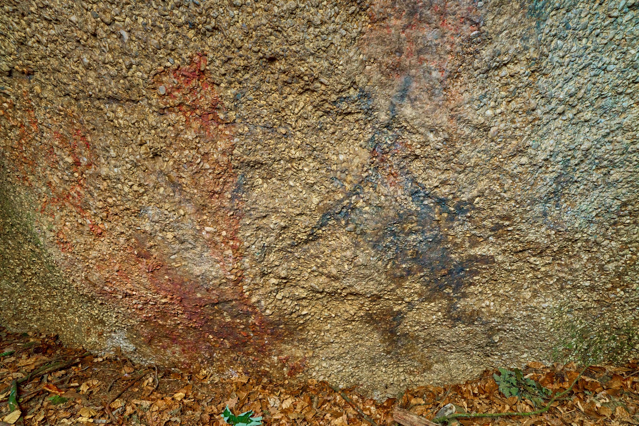Teufelsfelsen mit Felsenmalerei in Bad Griesbach, Landkreis Passau, Niederbayern, Deutschland. Darstellung auf Felsen.