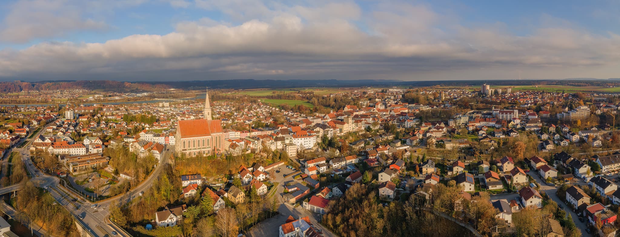 Stadtansicht von Neuötting, Landkreis Altötting, Oberbayern, Region Inn-Salzach, Deutschland. Überblick über die Stadt und Umgebung.