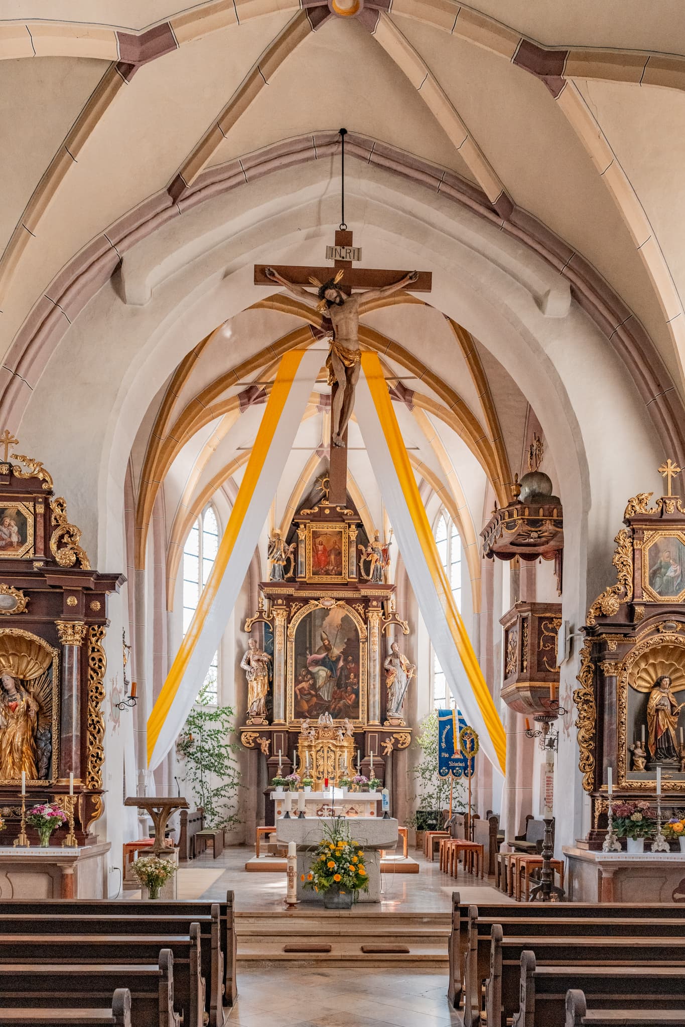 Innenansicht der Pfarrkirche St. Martin in Reischach, Altötting, Oberbayern. Dieses Gotteshaus im Inn-Salzach Gebiet in Deutschland zeigt sakrale Schönheit.