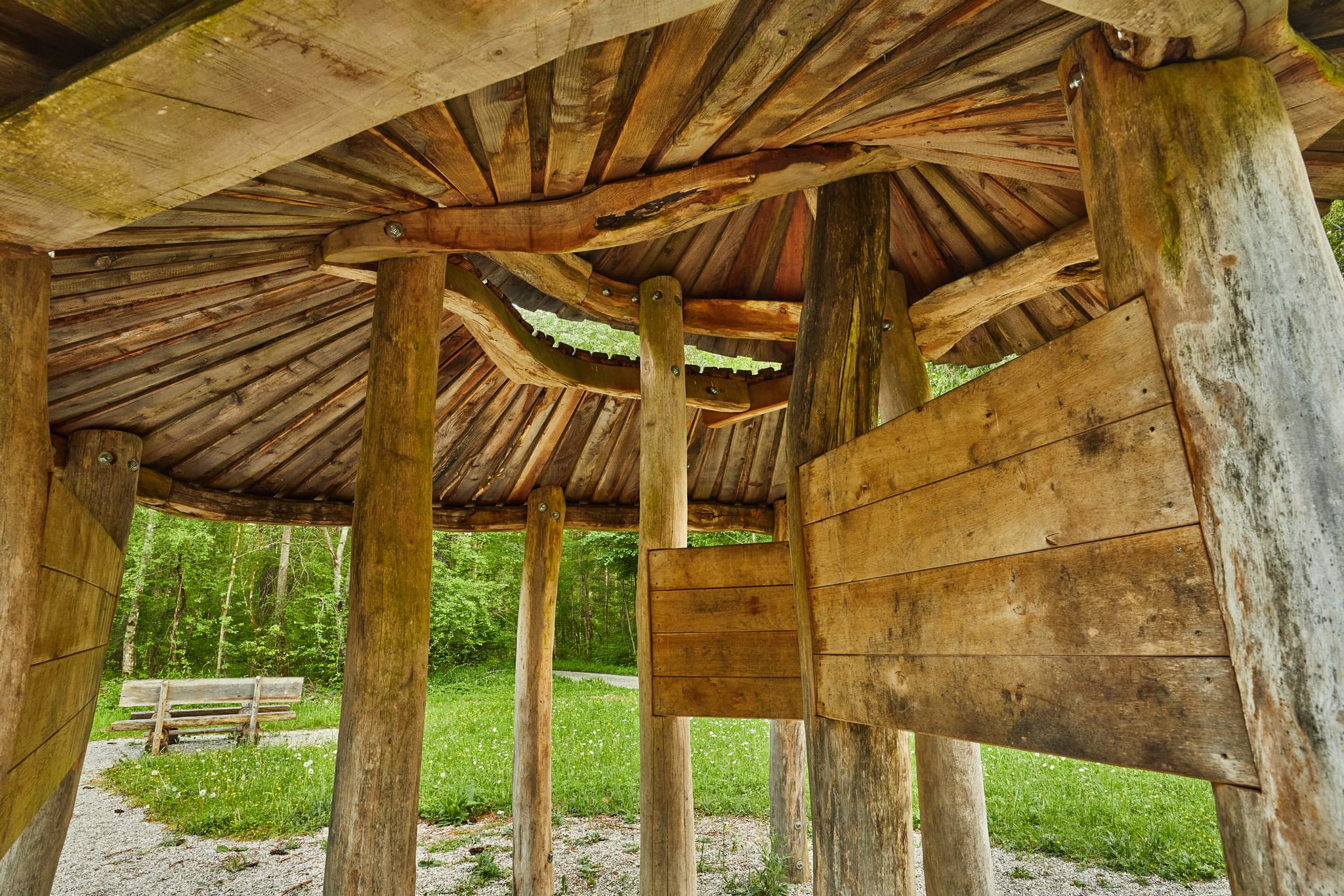 Holzkonstruktion am Walderlebnispfad Alz Au in Klosterau, Gemeinde Mehring, Altötting, Oberbayern. Natur der Region Inn-Salzach, Deutschland.