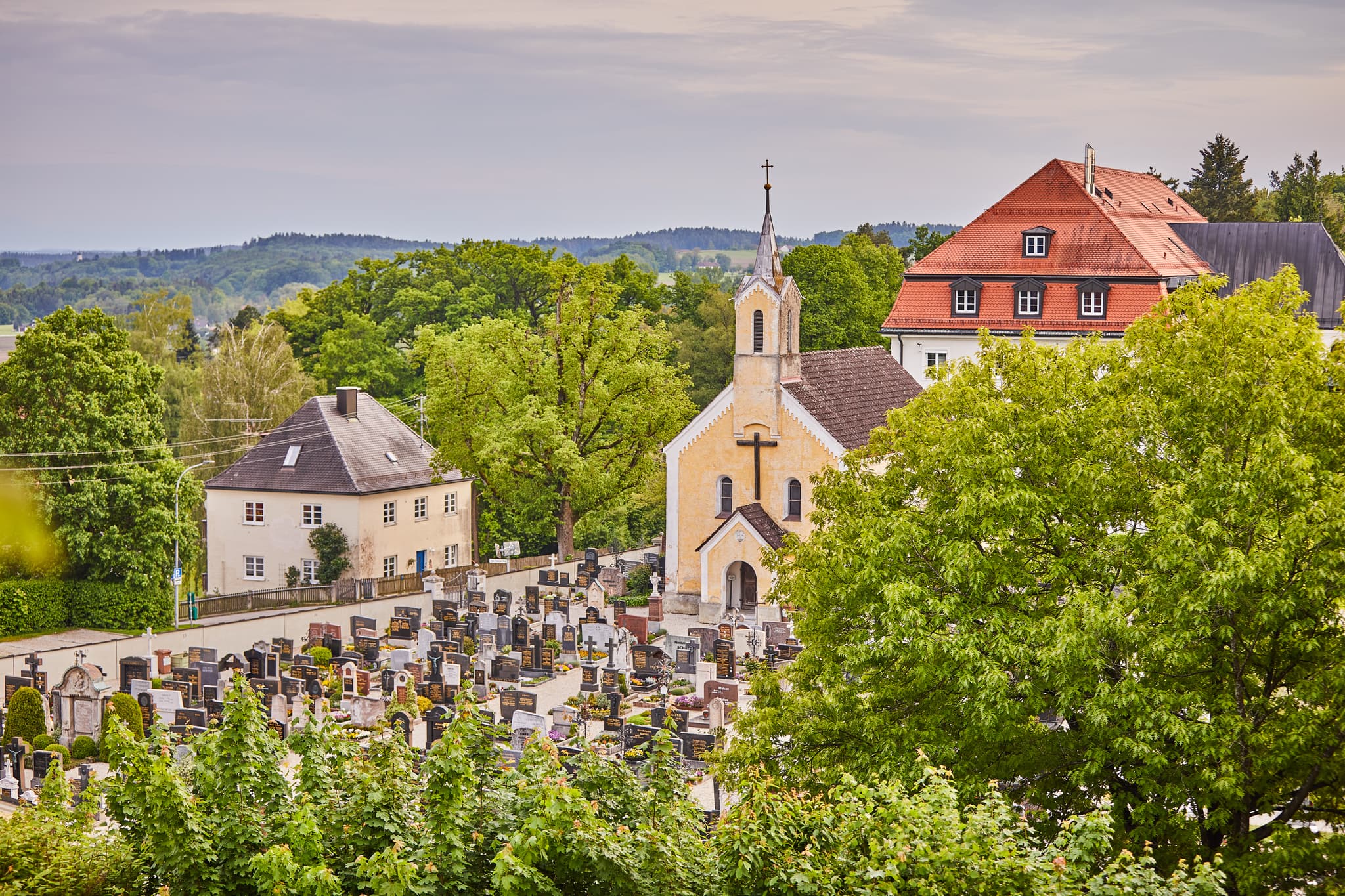 Blick auf die Friedhofskapelle in Haag, Mühldorf am Inn, Oberbayern. Kapelle und Friedhof liegen in der Region Inn-Salzach, Deutschland.