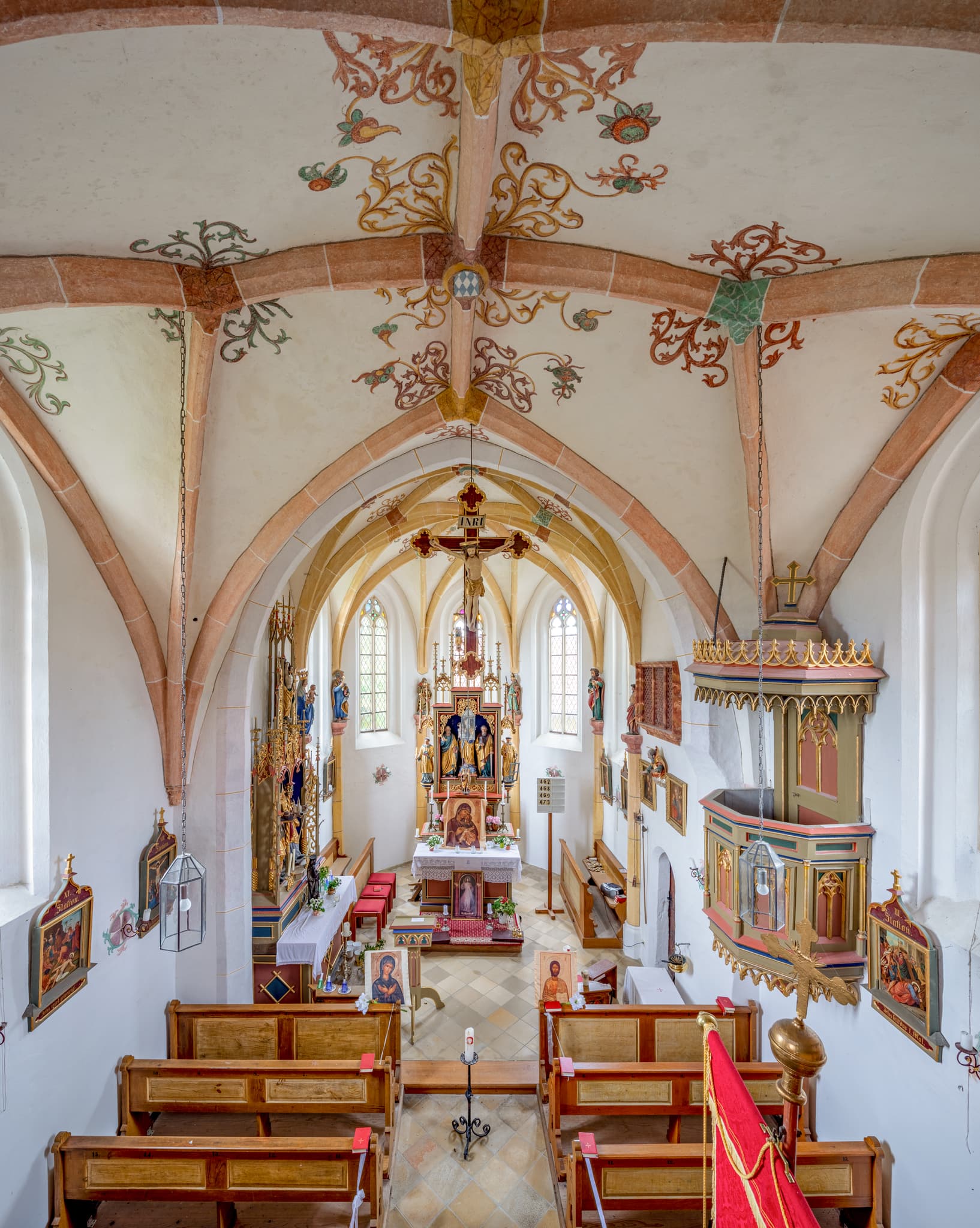 Die Filialkirche Maria Unbefleckte Empfängnis in Neukirchen an der Alz, Landkreis Altötting, Oberbayern, besticht durch ihre Inneneinrichtung.