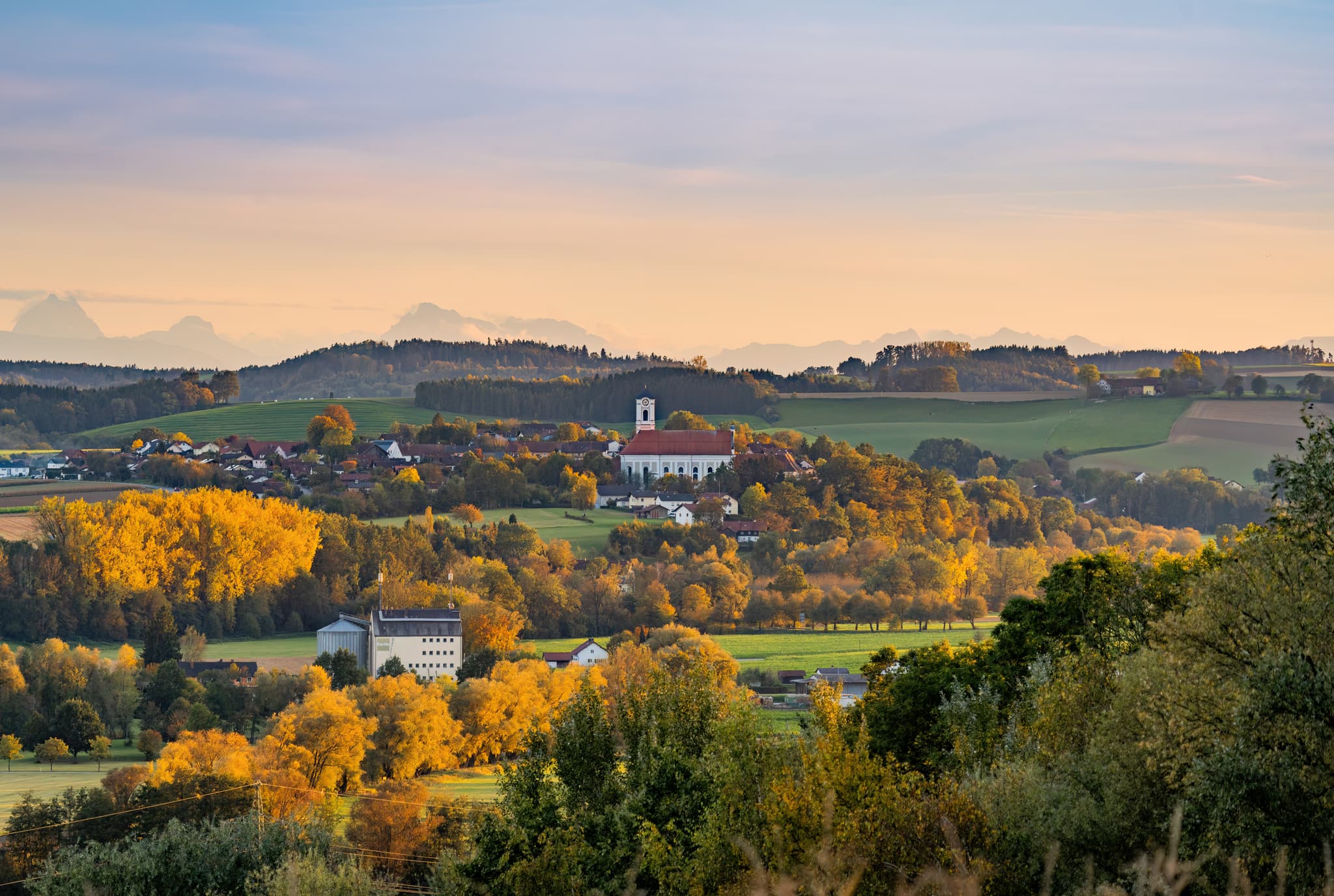 Herbstliche Aussicht auf Asbach vom Kurpark in Bad Griesbach, Landkreis Passau, Niederbayern, Deutschland. Malerische Landschaft im Rottal.