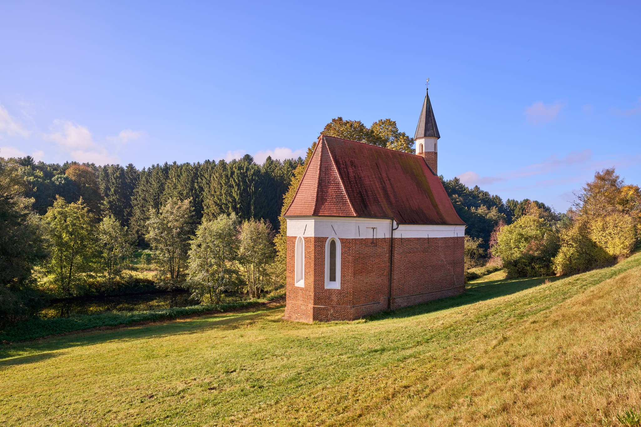 Malerische St. Koloman Kapelle in Martinskirchen, Wurmannsquick, Rottal-Inn, Niederbayern. Ländliche Landschaft des Holzlands, Deutschland.