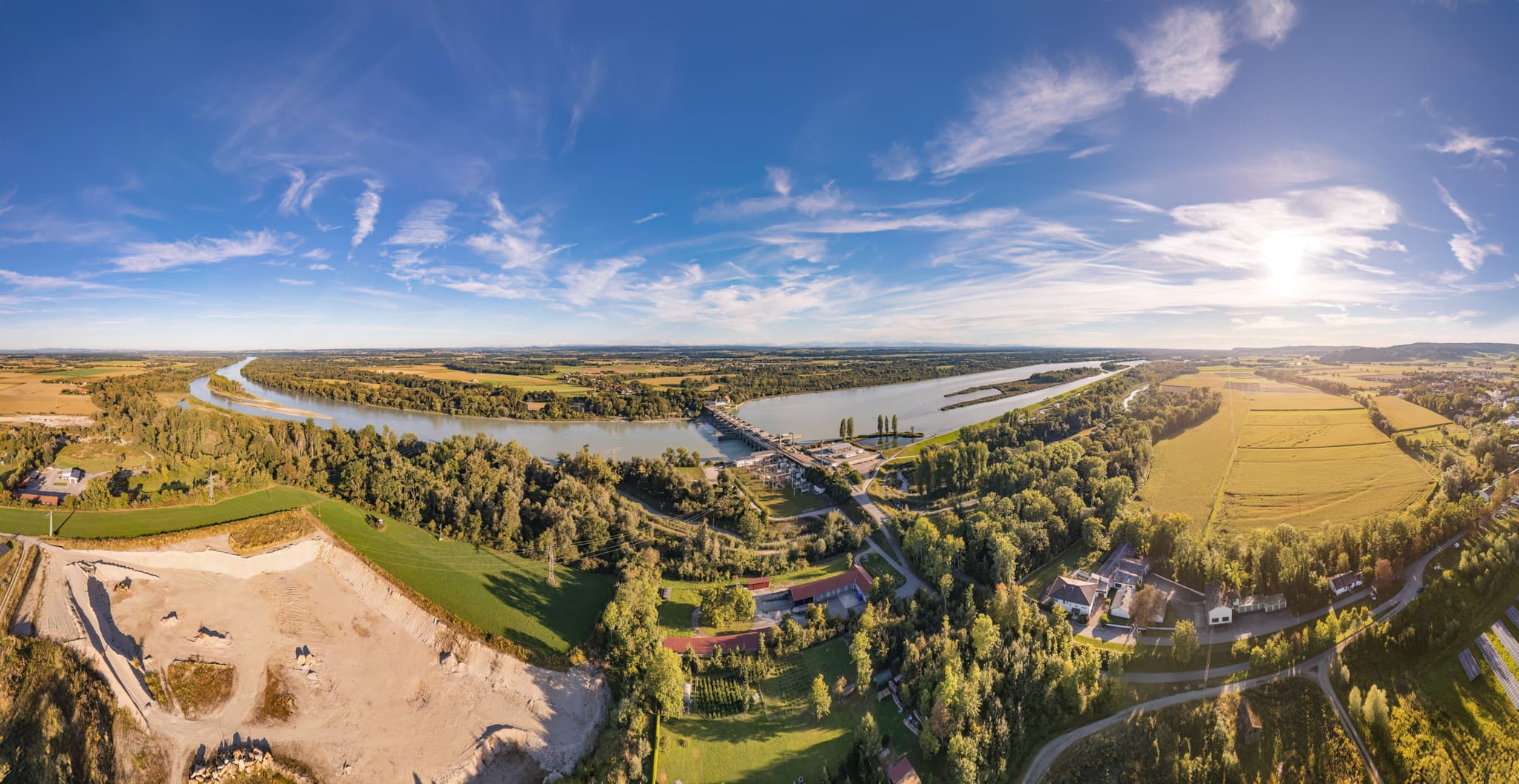 Luftaufbild des Verbund Inn-Kraftwerks Ering-Frauenstein mit Inn-Flusslandschaft bei Frauenstein, Ering am Inn, Rottal-Inn, Niederbayern, Holzland, Deutschland.