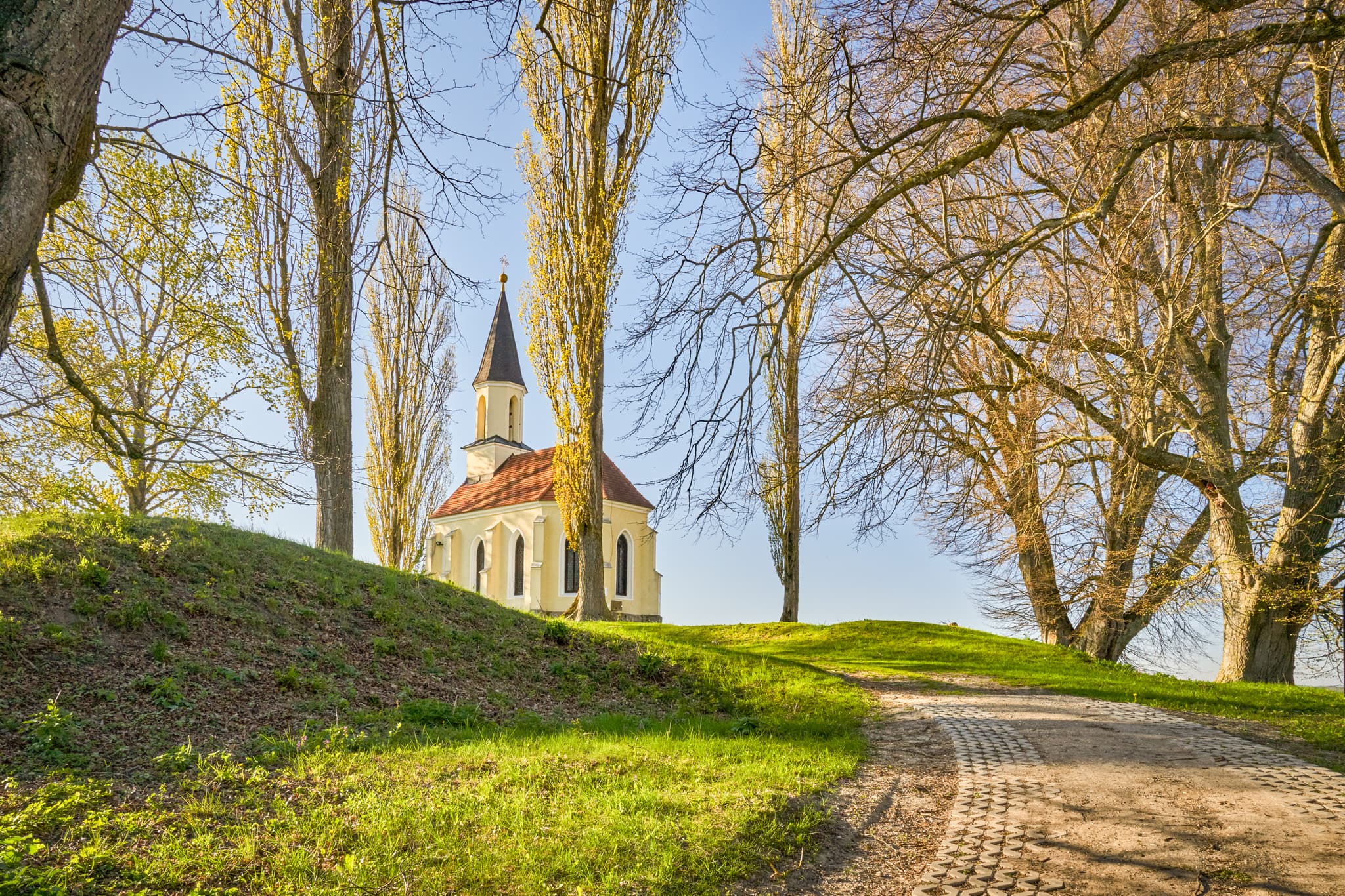 Das Bild zeigt das St.-Georgs-Kirchlein auf dem Schlossberg in Kraiburg am Inn, Landkreis Mühldorf am Inn, Oberbayern, Region Inn-Salzach, Deutschland.