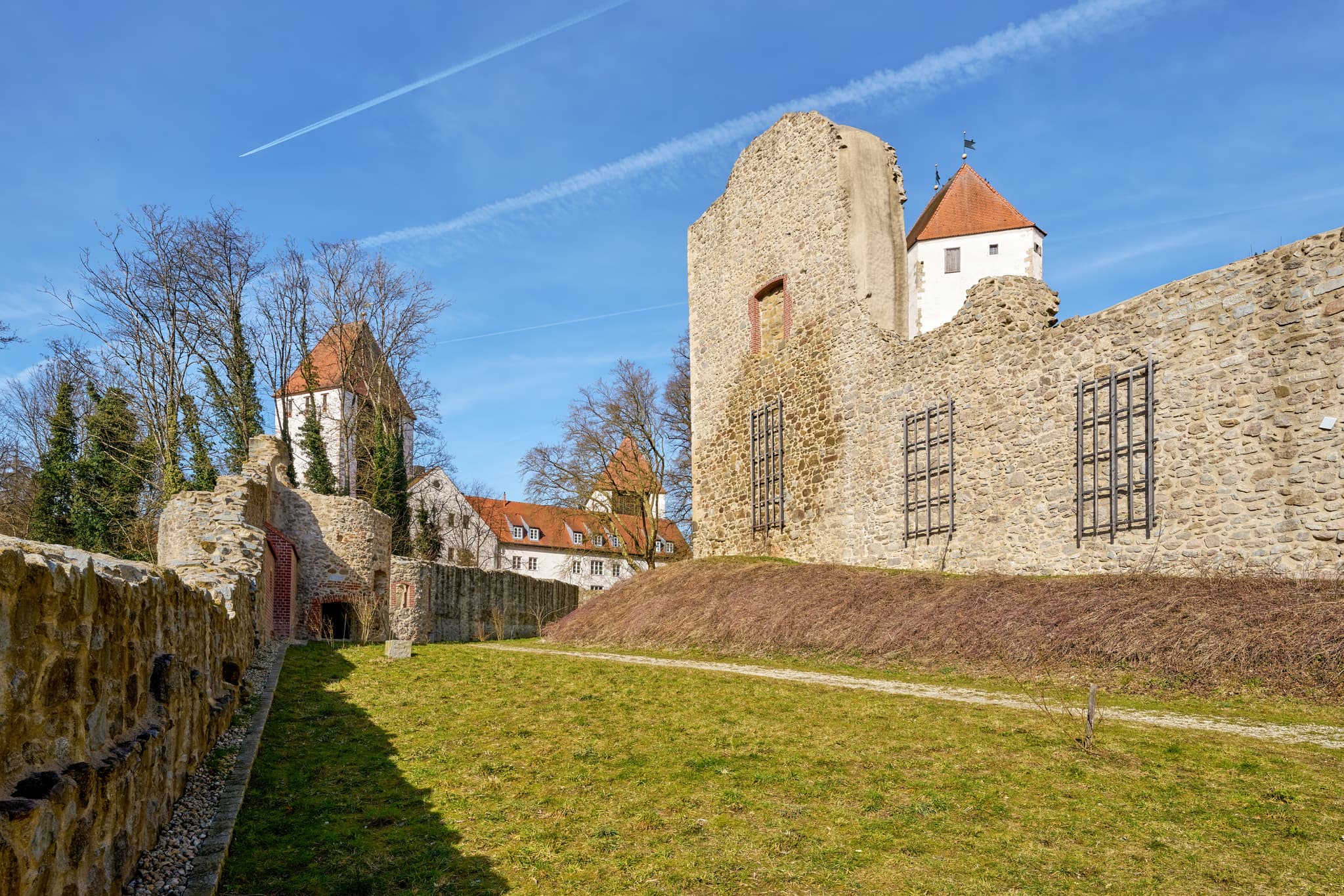 Schloss Neuburg, historische Burgruine und Schloss in Neuburg am Inn, Landkreis Passau, Niederbayern. Teil der Donau-Wald Region, Deutschland. Mauern und Türme.