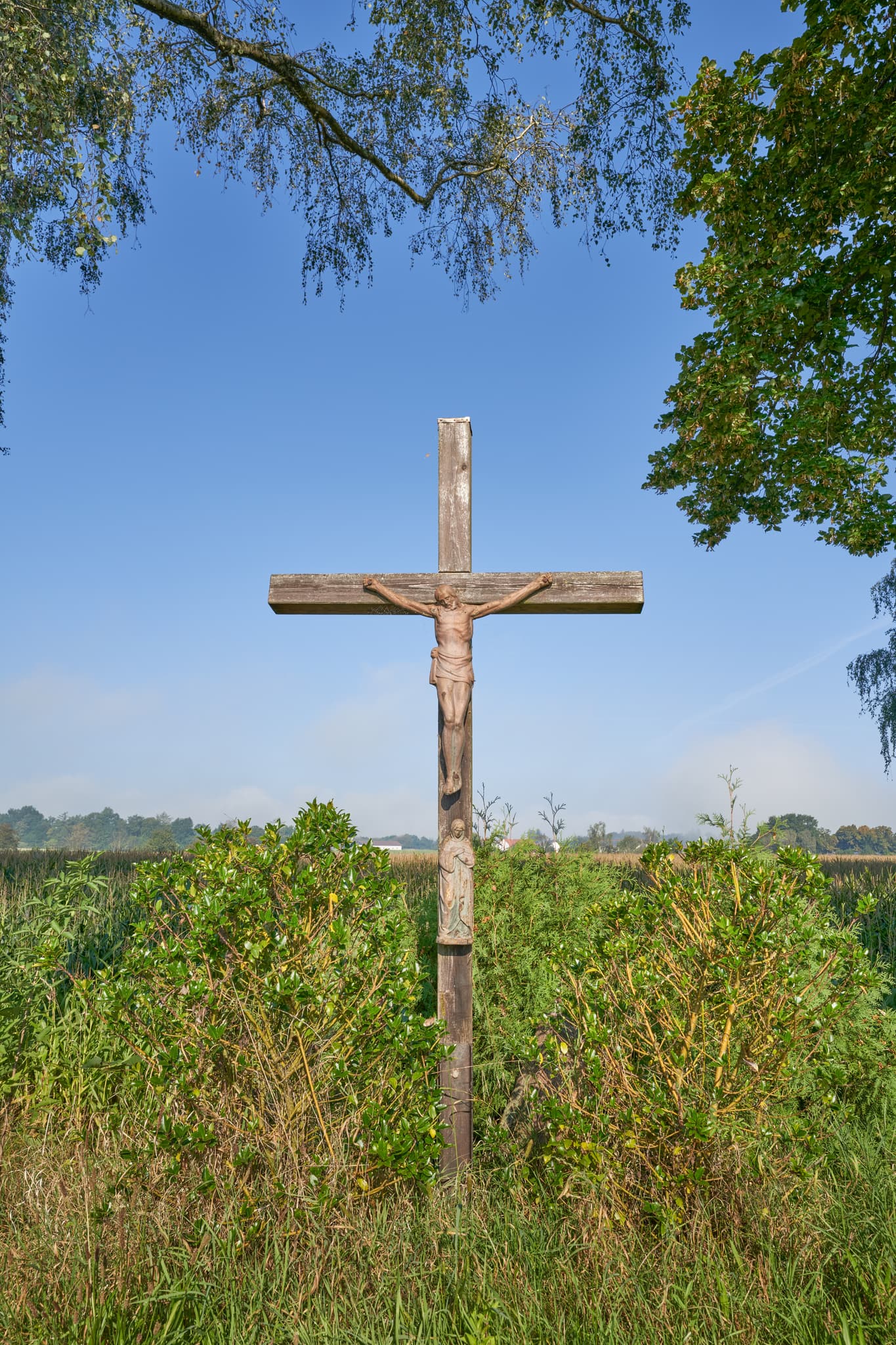 Holzkreuz mit einer Christusfigur am St.-Rupert-Pilgerweg bei Wallner a.d. Osterwies, Altötting, Oberbayern, Region Inn-Salzach, Bayern, Deutschland.