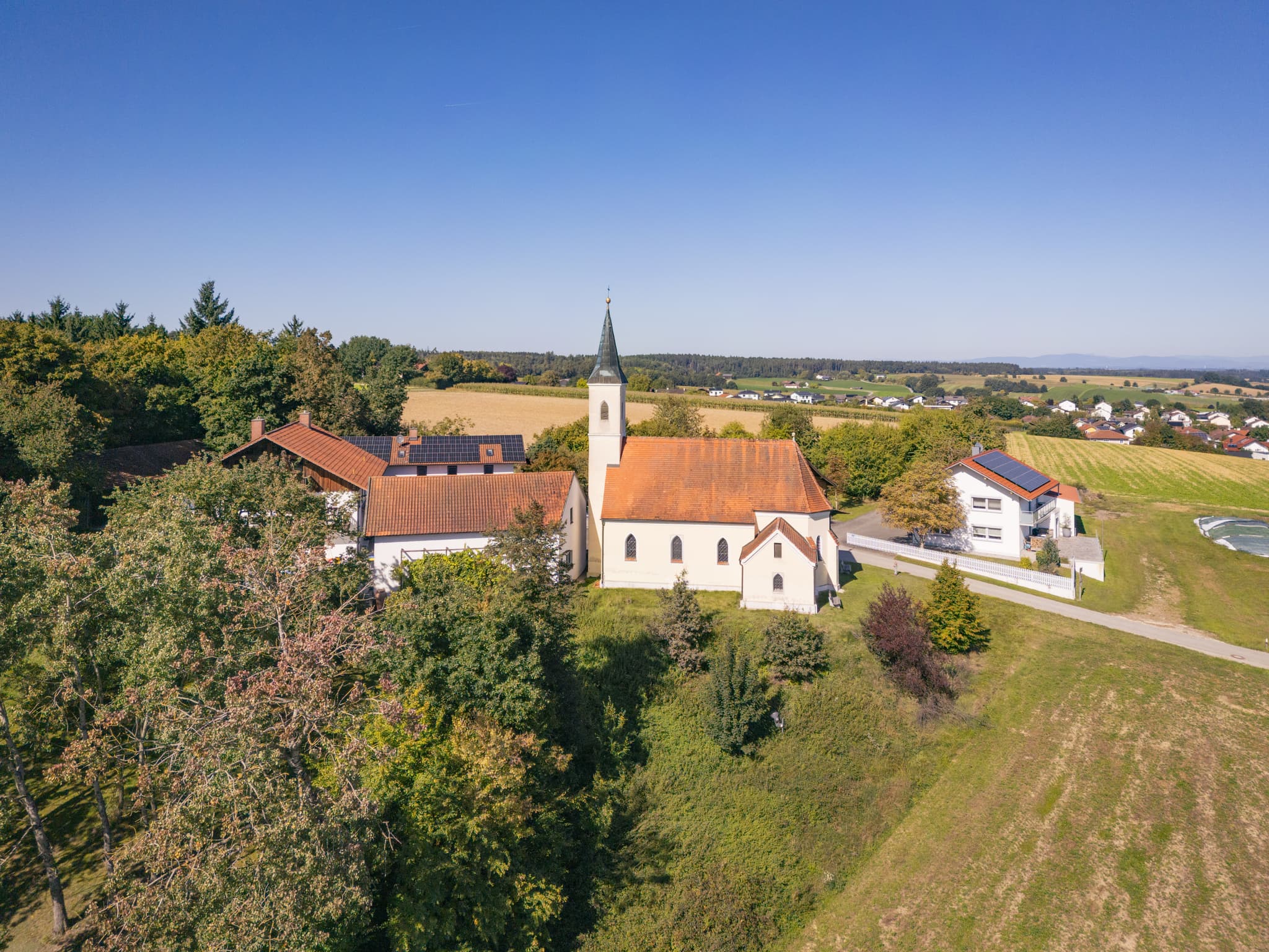 Wallfahrtskirche Mariä Himmelfahrt Guteneck, Johanniskirchen, Rottal-Inn, Niederbayern, Deutschland. Die Kirche ist umgeben von Feldern und Bäumen im Holzland.