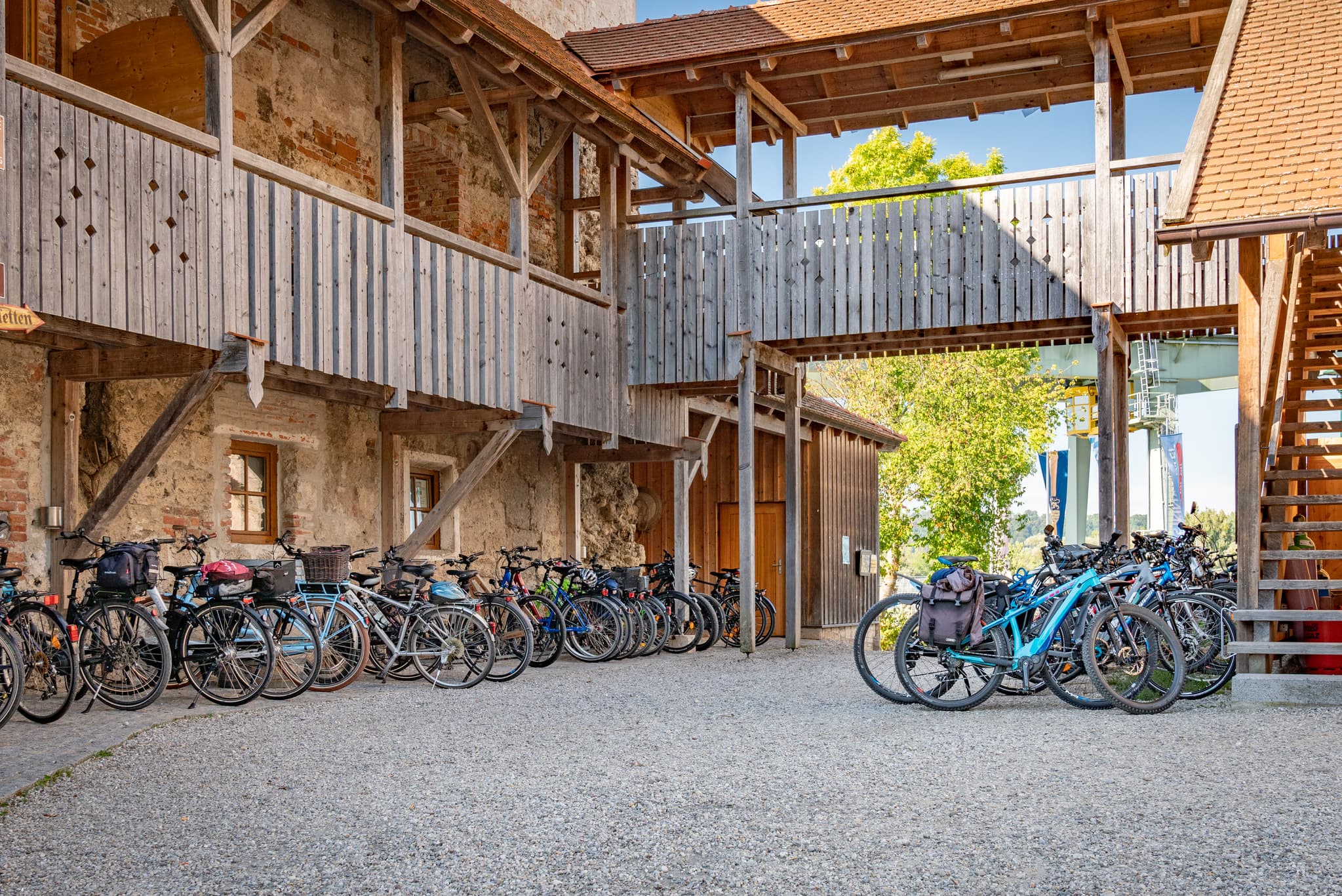 Fahrradparkplatz an der Frauenstein Burg in Mining, Braunau am Inn, Oberösterreich, Innviertel, Österreich.
