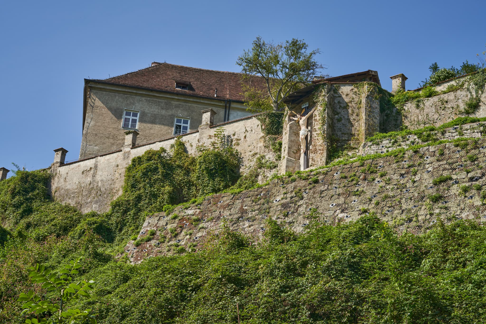 Kloster Raitenhaslach in Burghausen, Altötting, Landkreis Altötting, Oberbayern, Inn-Salzach, Bayern, Deutschland. Die Bebauung ist von dichtem Grün bedeckt.