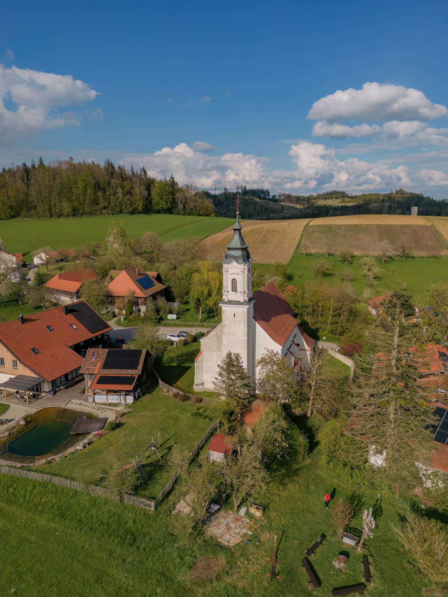 Entdecken Sie die malerische Wallfahrtskirche St. Wolfgang in Bad Griesbach, Landkreis Passau, Niederbayern. Kirche und umliegende Landschaft im Bäderdreieck.