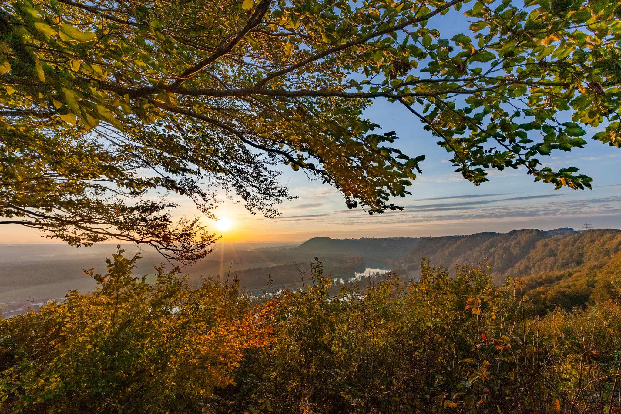 Atemberaubende Aussicht auf Marktlberg in Oberbayern, Region Inn-Salzach, Deutschland. Genießen Sie den Sonnenuntergang über der malerischen Landschaft.
