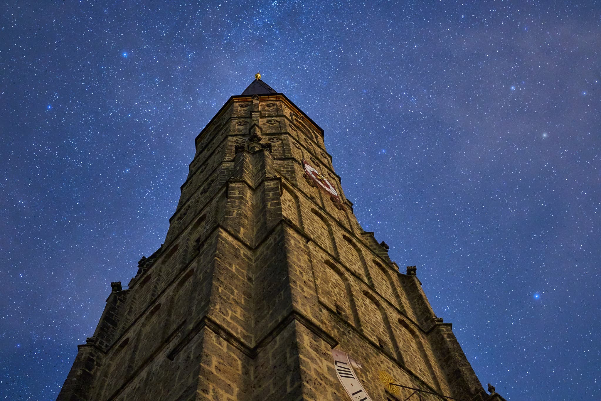 Kirchenturm in Schildthurn, Zeilarn, Landkreis Rottal-Inn, Niederbayern, Deutschland. Bei Nacht unter einem klaren Sternenhimmel in der Region Holzland.