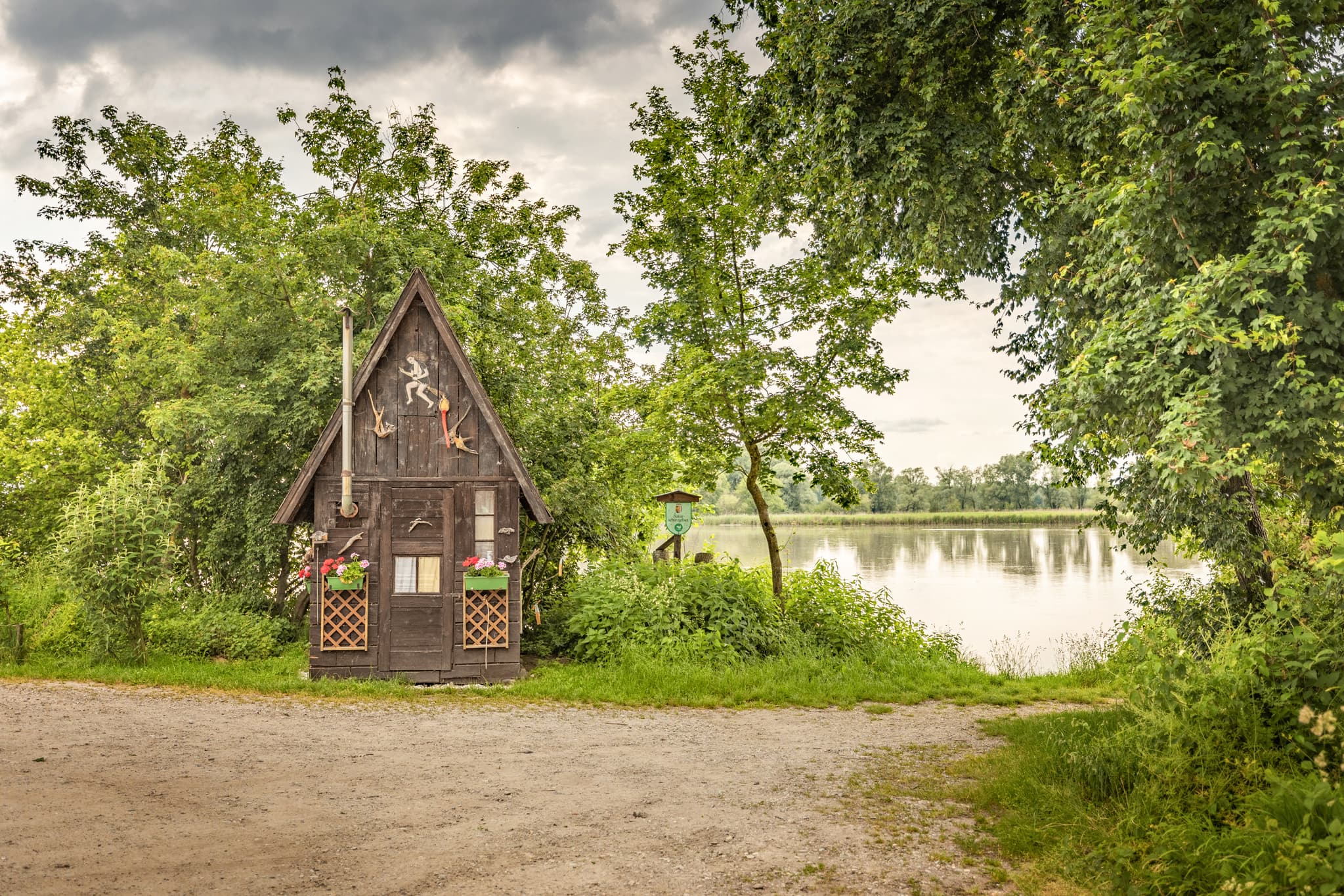 Ein Hexenhäusl in Katzenbergleithen, Kirchdorf am Inn, Ried im Innkreis, Oberösterreich. Teil der Region Innviertel, Österreich, umgeben von idyllischer Natur.