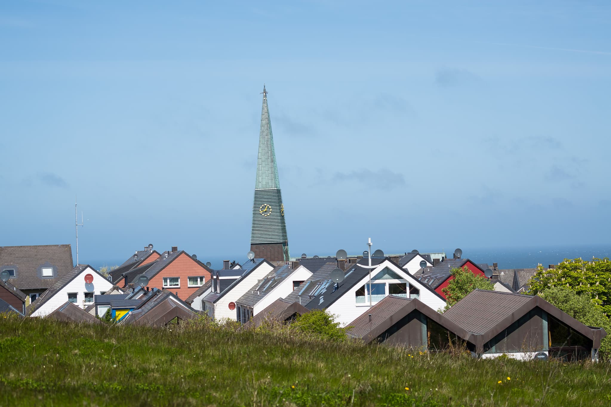 Ort und Kirche St. Nicolai, Insel Helgoland im Landkreis Pinneberg, Schleswig-Holstein, Region Nordsee, Deutschland.