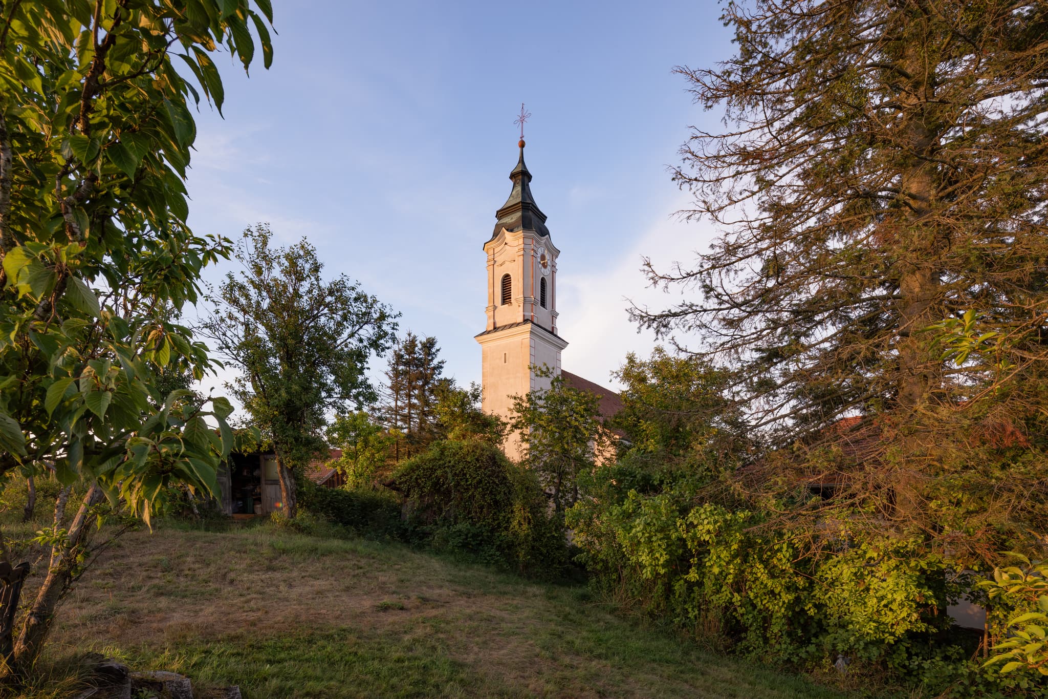 Die Wallfahrtskirche St. Wolfgang in Bad Griesbach, Landkreis Passau, Niederbayern. Entdecken Sie dieses idyllische Motiv im Herzen des Bäderdreiecks.