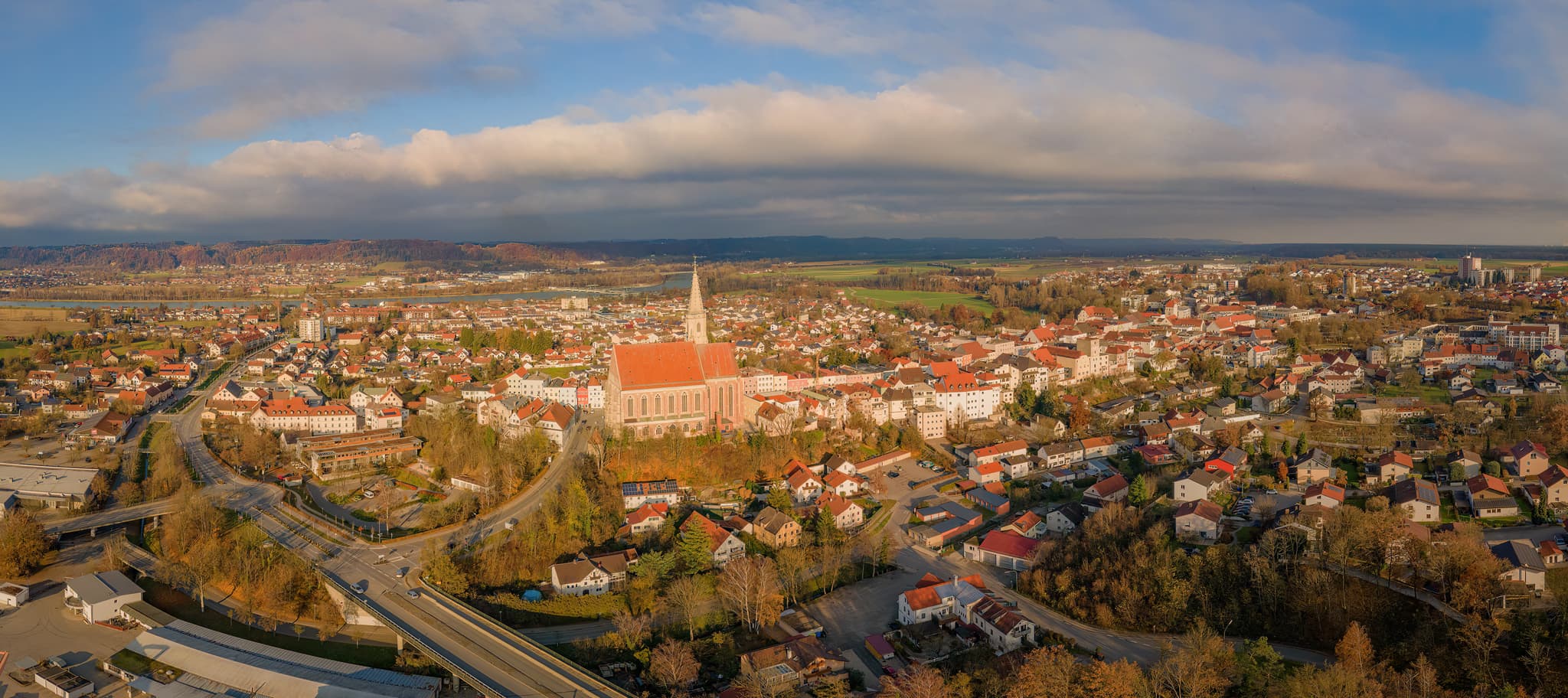 Panoramablick auf die Pfarrkirche St. Nikolaus und die Stadt Neuötting. Die Gemeinde im Landkreis Altötting, Oberbayern, Region Inn-Salzach, Deutschland.