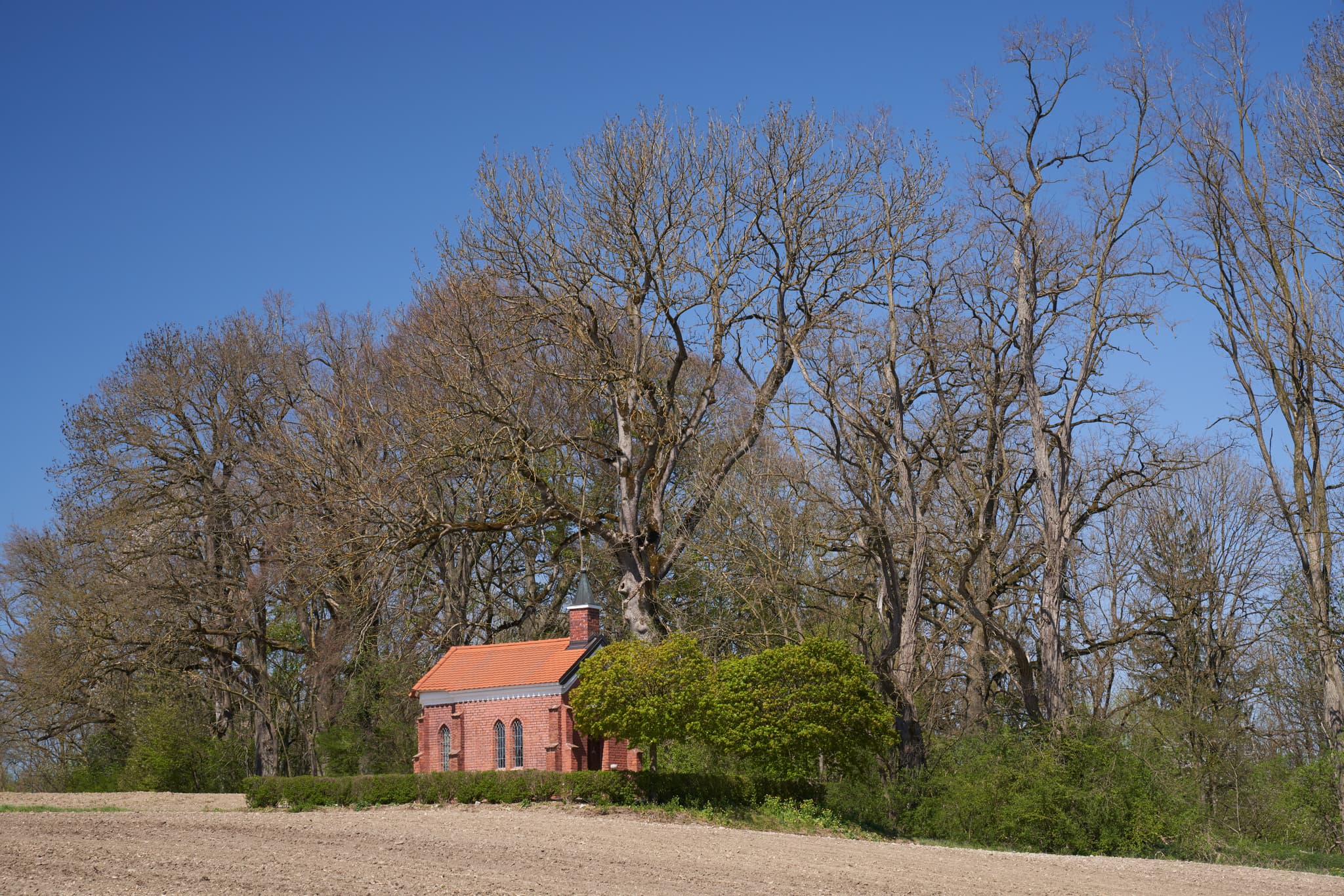 Die Isen Kapelle in Winhöring, Landkreis Altötting, Oberbayern, Deutschland. Das Bild zeigt das ländliche Bauwerk umgeben von Natur in der Region Inn-Salzach.