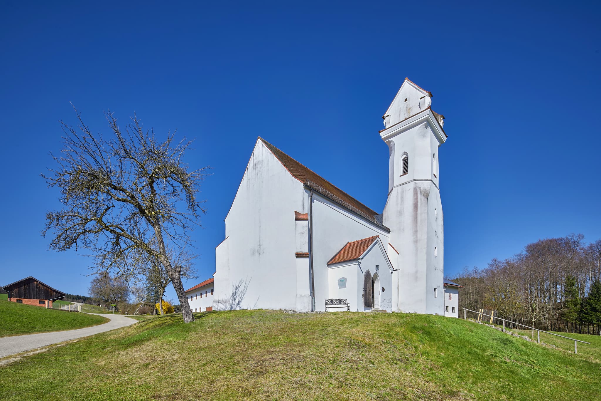 Filialkirche Birnbach, Erlbach, Altötting, Oberbayern. Ein beliebtes Ausflugsziel mit Corona-Kapelle, Kroahäusl, Heilbrunnen, Heilbrünnl.