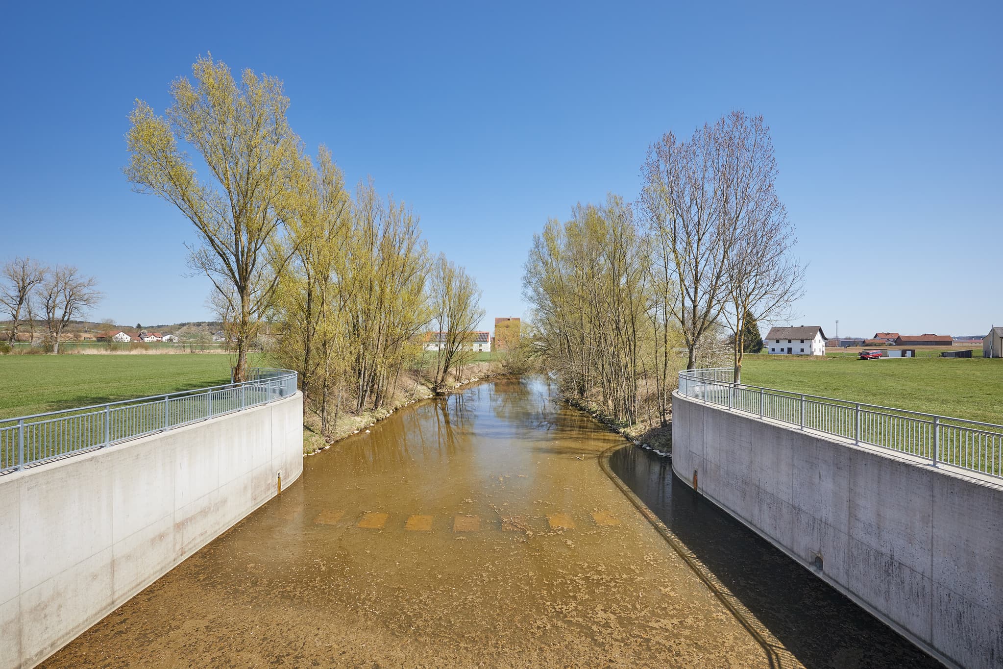 Flusslandschaft bei Rott, Unterdietfurt, mit befestigten Ufern. Landkreis Rottal-Inn, Niederbayern, Region Holzland / Bäderdrieck, Deutschland.