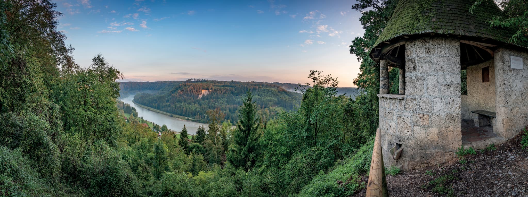 Pirach Salzachblick, Burgkirchen, Altötting, Oberbayern, Deutschland. Panoramablick: bewaldete Hügel, Fluss Salzach Richtung Weilhartforst. Region Inn-Salzach.