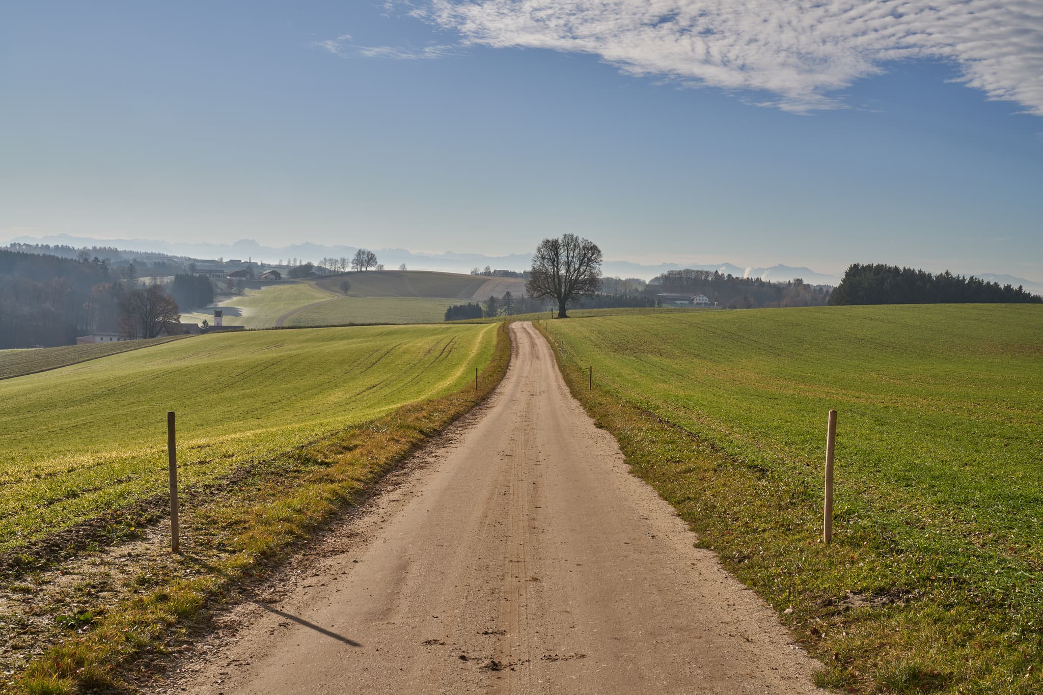 Hügellandschaft mit Weg und Feldern bei Birnbach, Ortsteil Erlbach, Landkreis Altötting, Oberbayern. Inn-Salzach, Deutschland, bietet malerischen Fernblick.