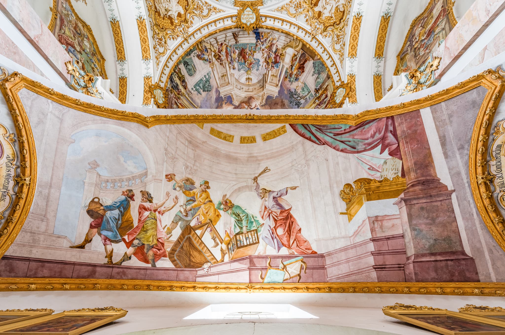 Die Pfarrkirche St. Vitus in Kirchweidach, Landkreis Altötting, Oberbayern, Inn-Salzach, Deutschland, beeindruckt mit ihren prächtigen Fresken.