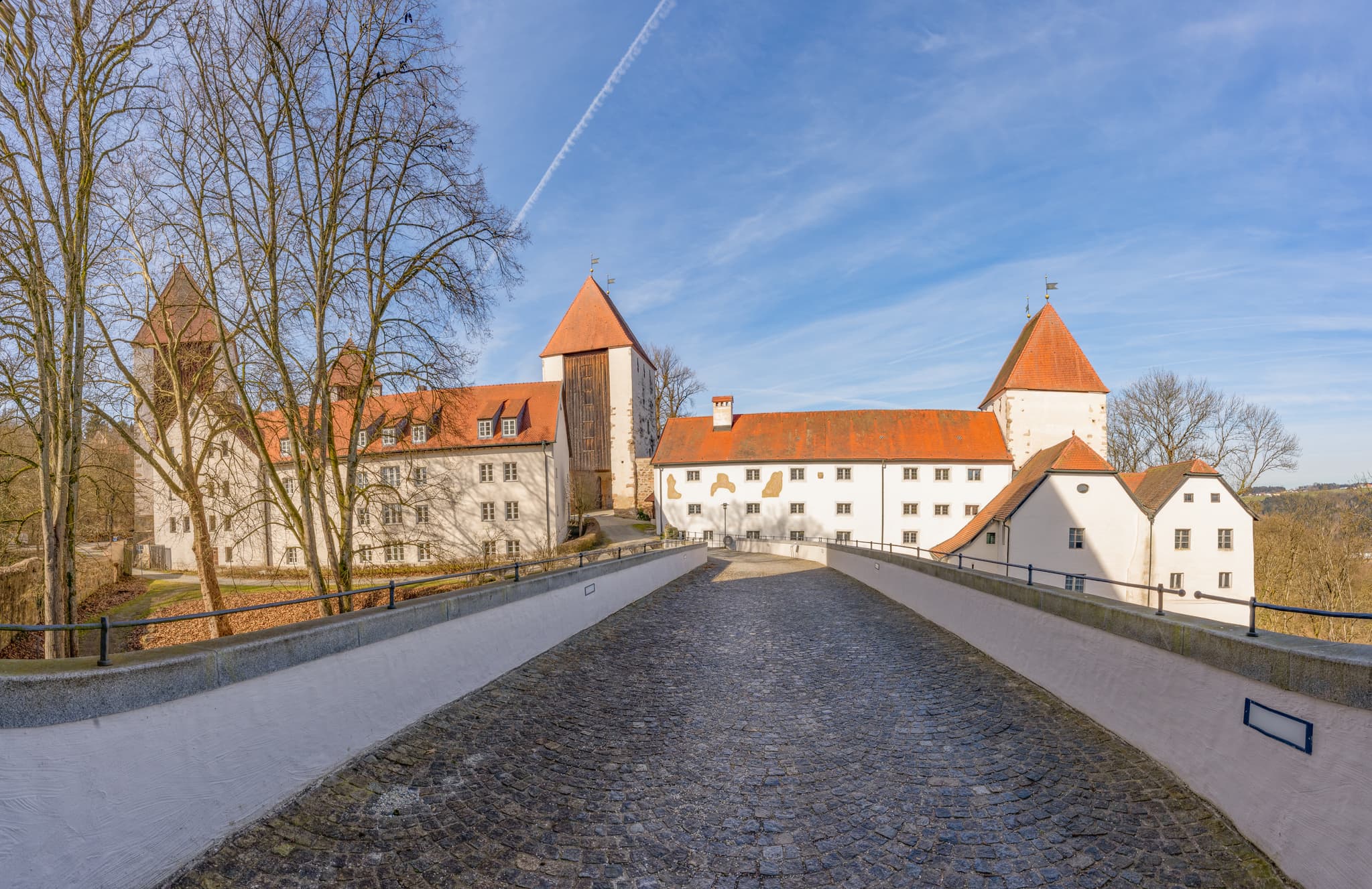 Schloss Neuburg am Inn, historisches Bauwerk im Landkreis Passau, Niederbayern, Deutschland. Teil der Bayerische Golf- und Themenlandes.