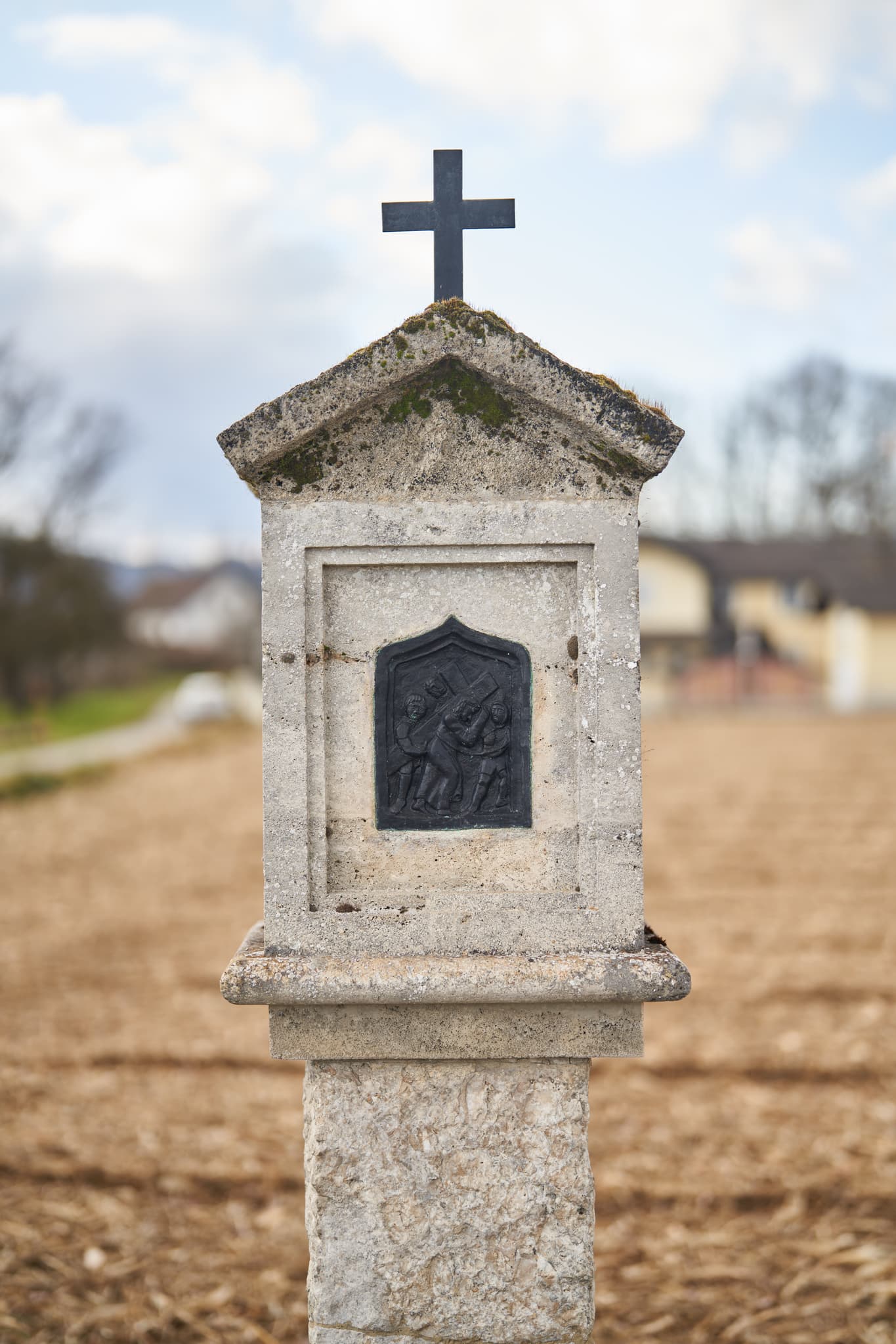 Steinernes Denkmal des Kreuzwegs nahe Wallfahrtskirche St. Anna in Ering, Rottal-Inn, Niederbayern. Typisches Motiv der Bäderdrieck Region in Deutschland.