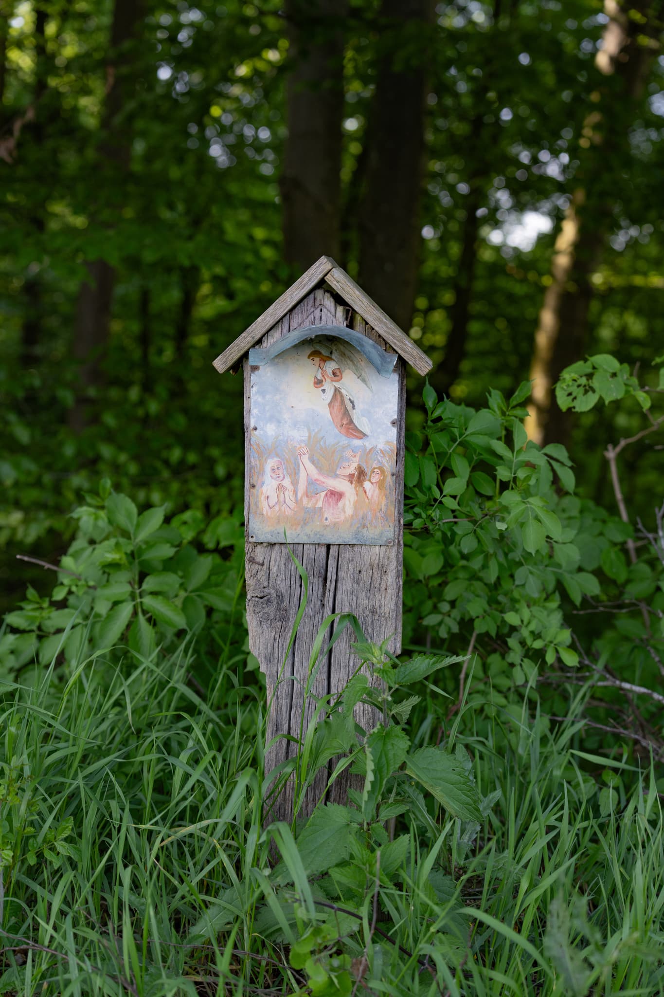 Bildstock inmitten grüner Natur nahe Friesing, einem Ortsteil der Gemeinde Reischach im Landkreis Altötting, Oberbayern, Region Inn-Salzach, Deutschland.