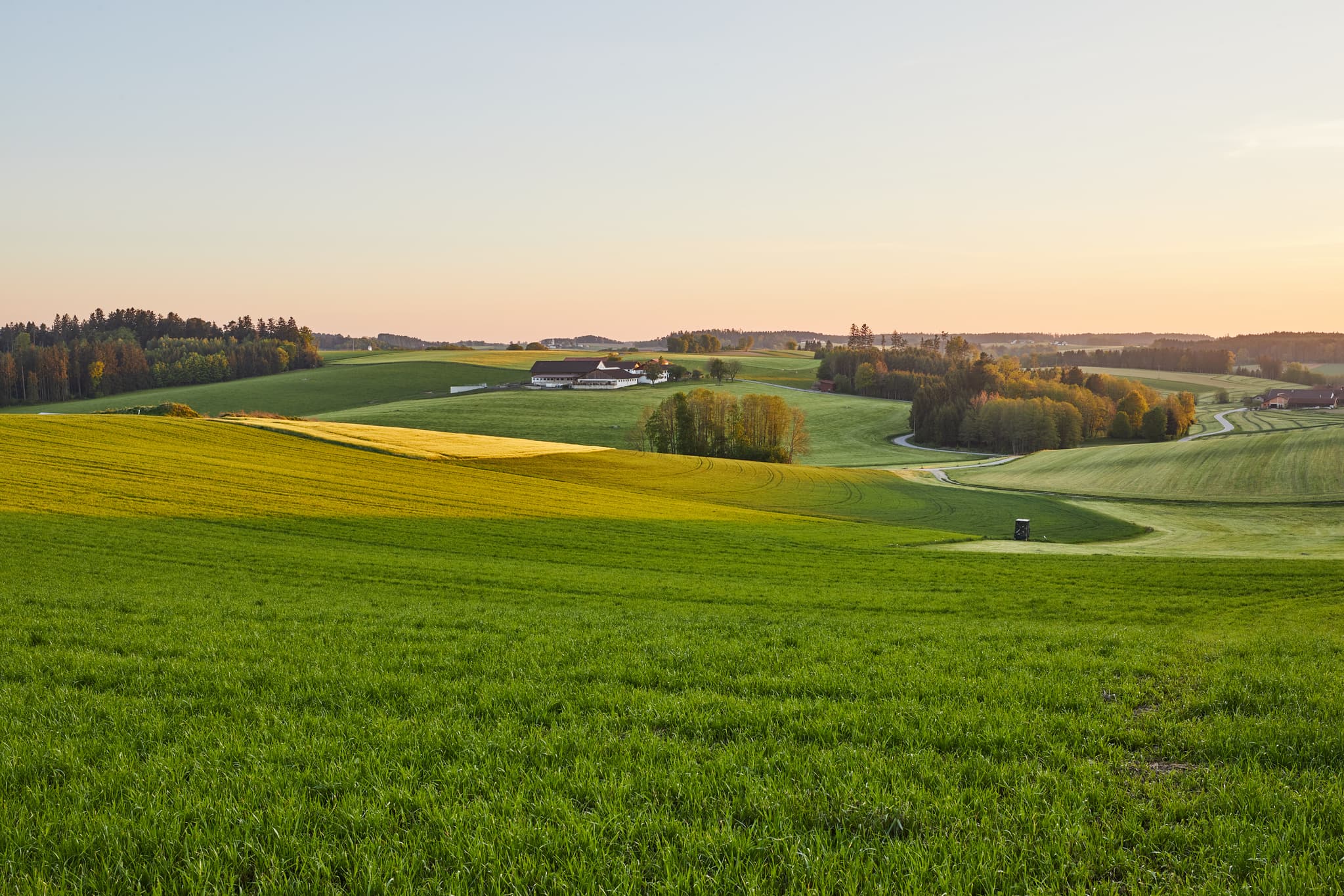 Idyllische Hügellandschaft bei Mitterskirchen und Atzberg in Niederbayern, Deutschland. Grüne Felder, sanfte Hügel und ein malerisches Panorama.