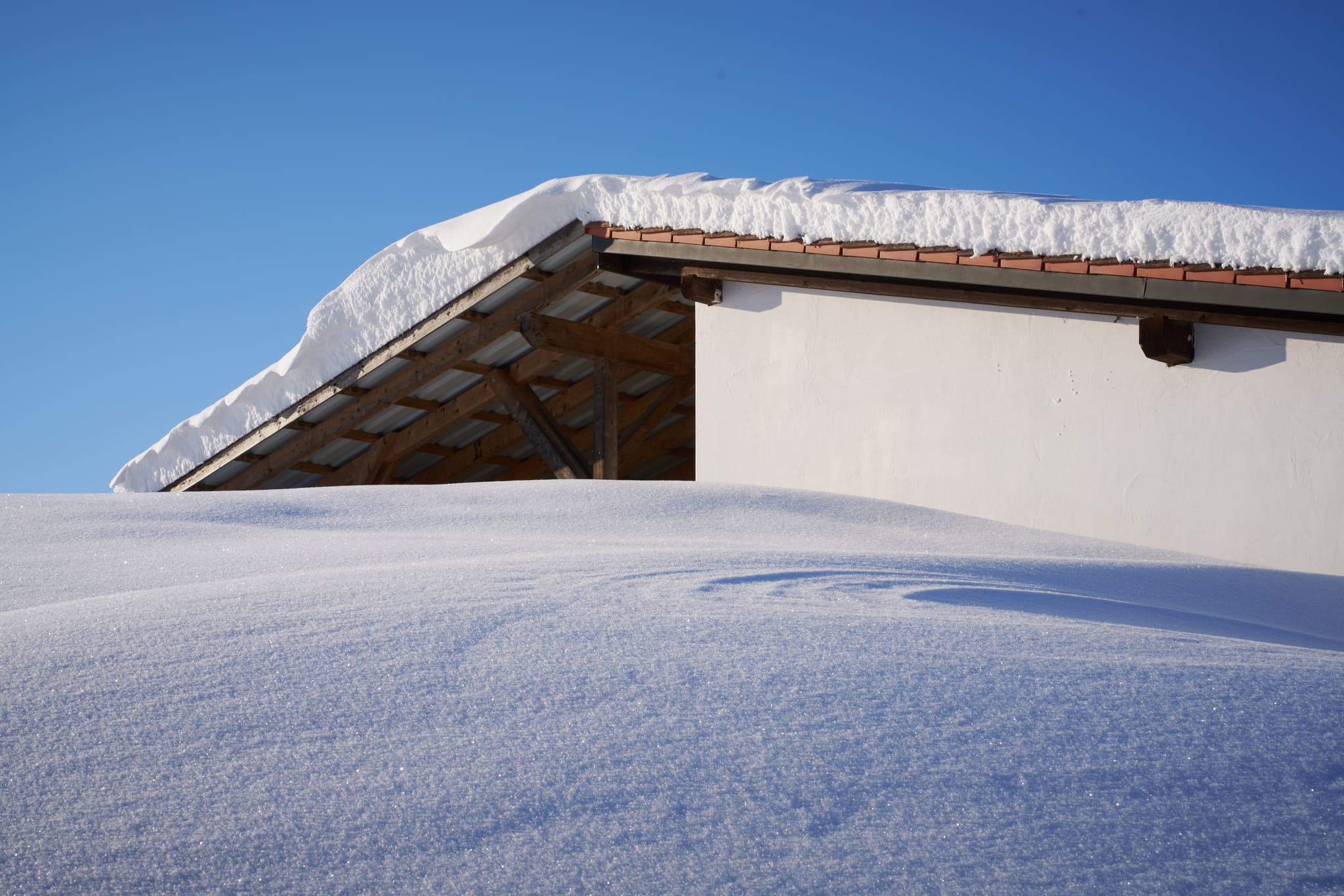 Verschneites Wasserhäusl bei Hoheneck in Reischach, Altötting, Oberbayern. Winter in der Region Inn-Salzach.