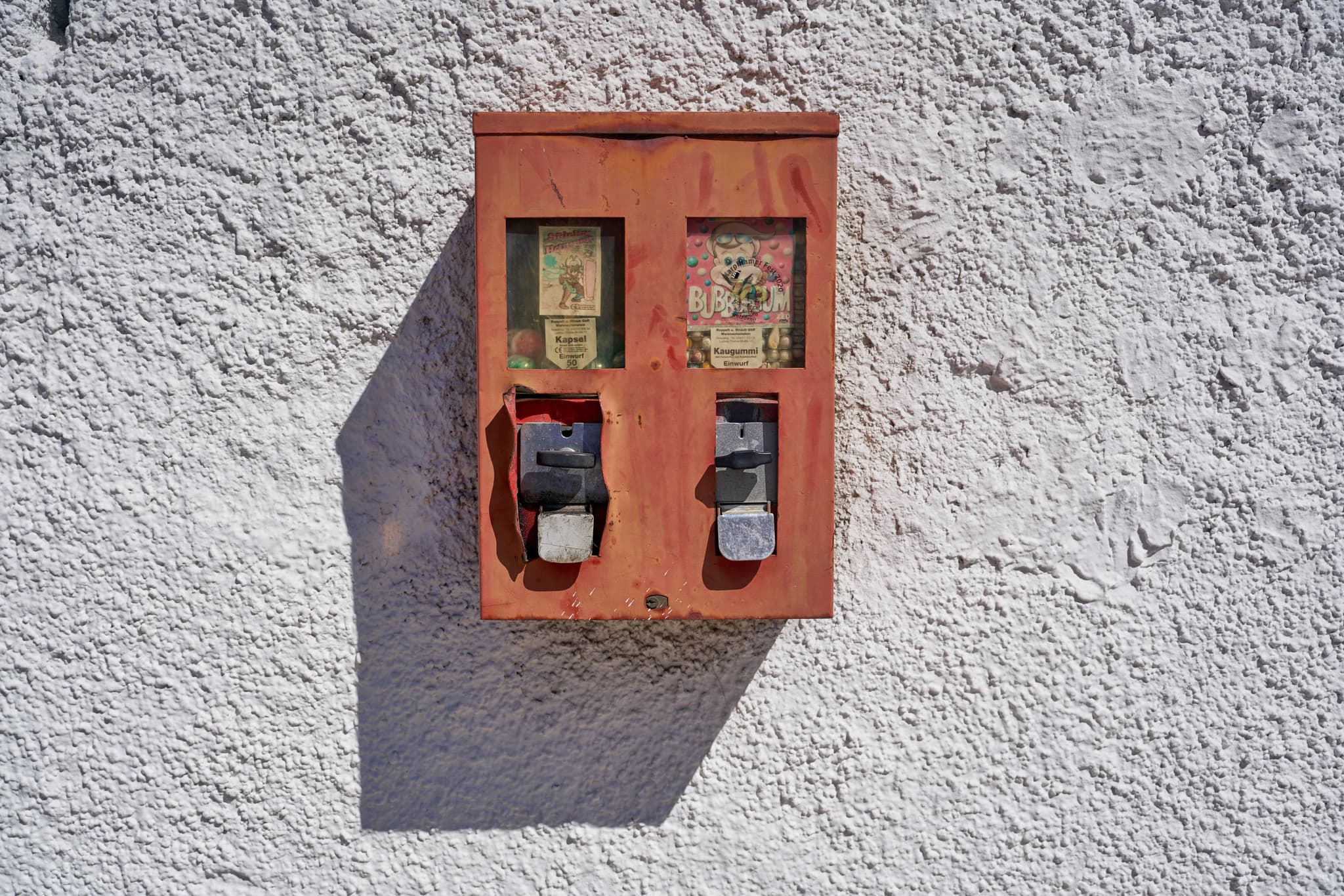 Ein alter Kaugummiautomat in Karpfham, einem Ortsteil von Bad Griesbach im Landkreis Passau, Niederbayern, der Region Bäderdreieck in Deutschland.