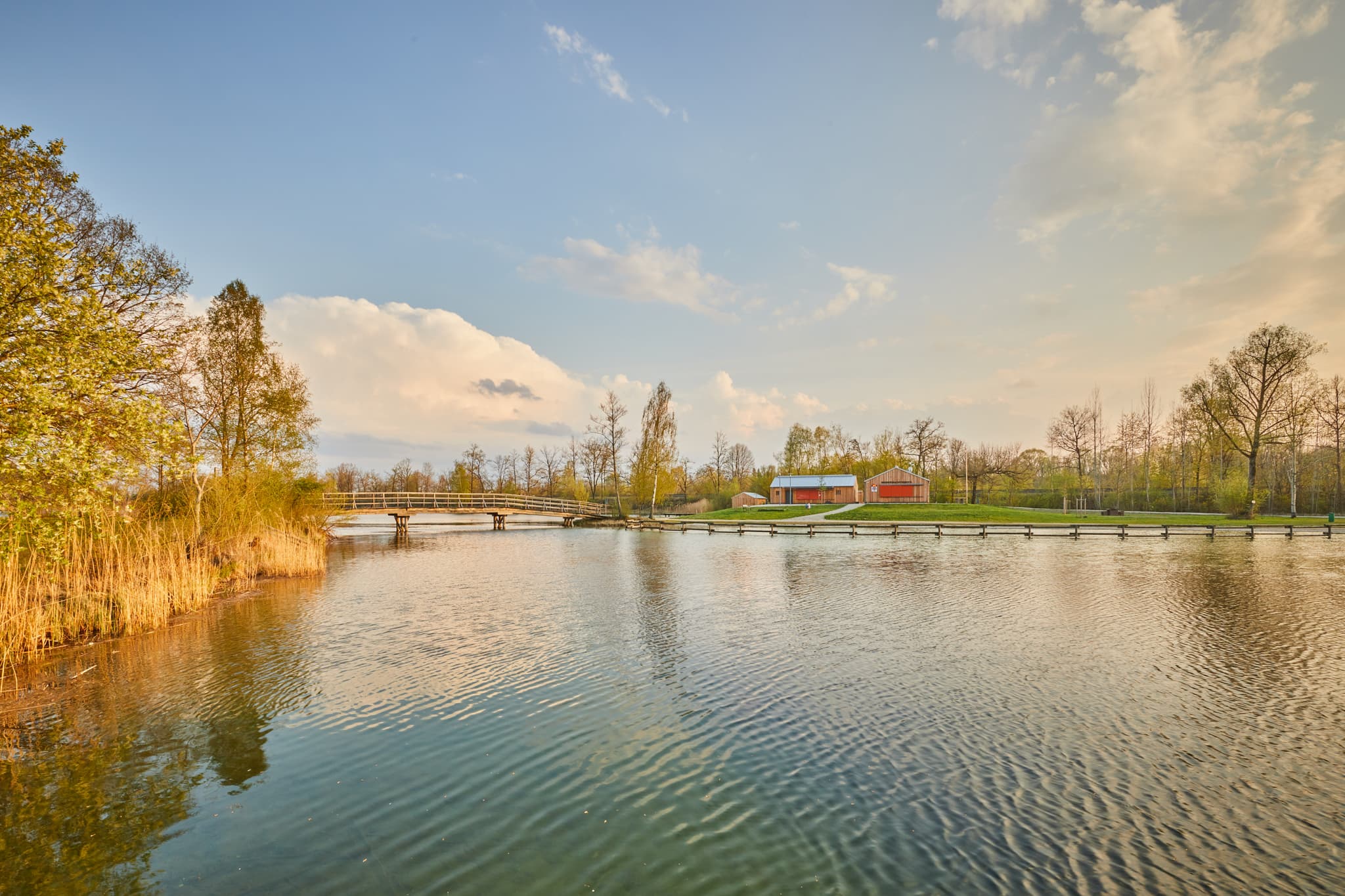Idyllischer Marktler Badesee in Oberbayern, Inn-Salzach, Deutschland. Herrliche See-Landschaft mit Brücke. Entdecken Sie die Schönheit dieser Region!
