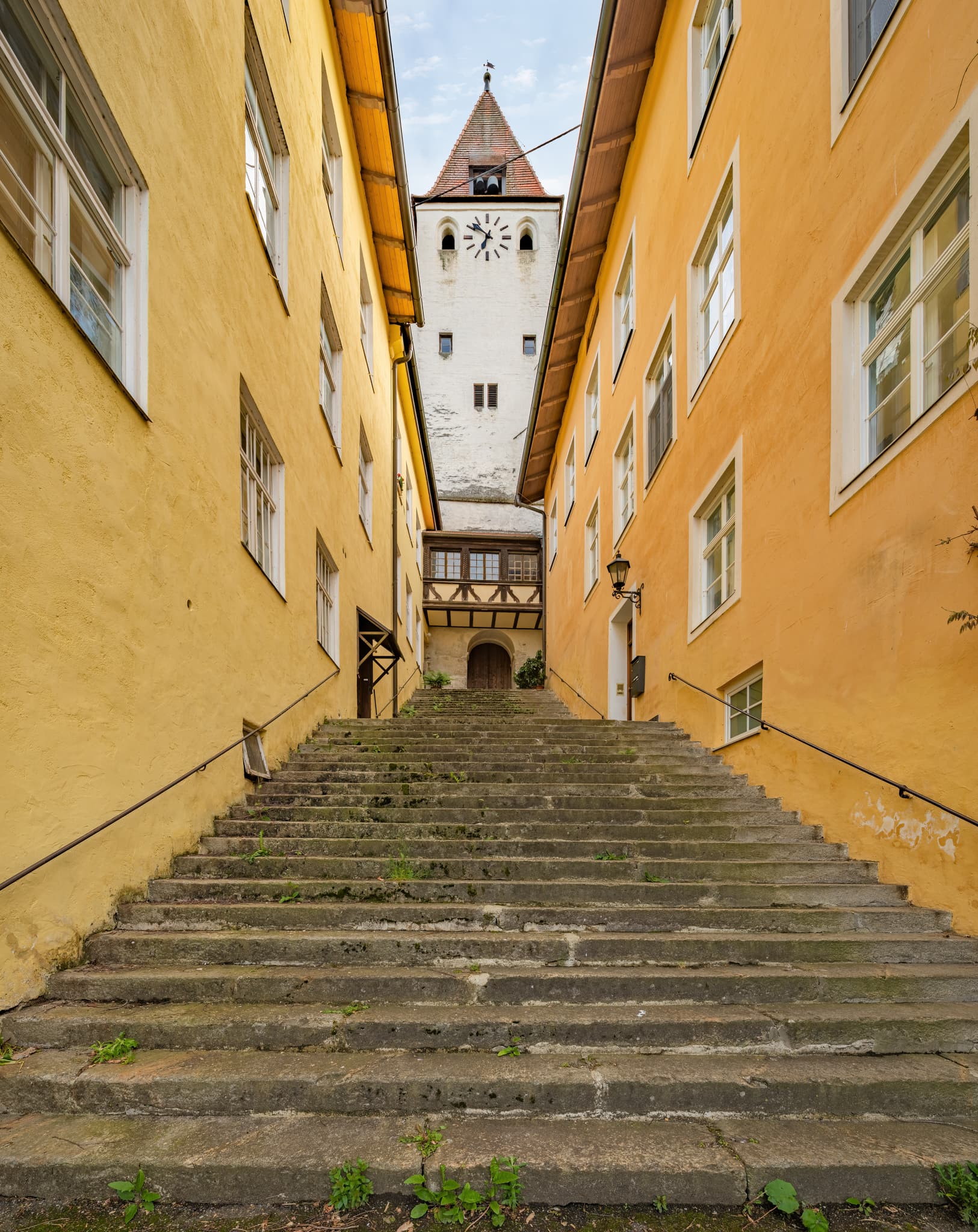 Treppe zur Burganlage Schlossturm in Haag, der Hauptgemeinde im Landkreis Mühldorf am Inn, Oberbayern. Motiv der Region Inn-Salzach, Deutschland.