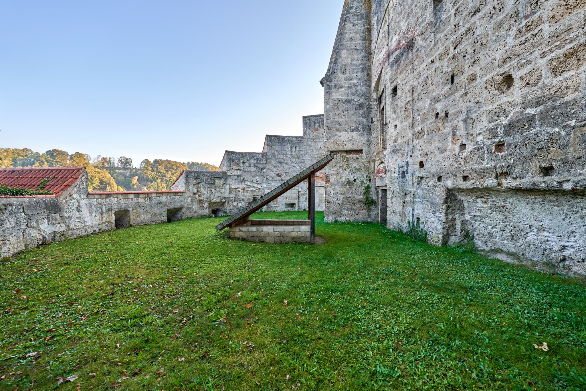 Burganlage Burghausen am Wöhrsee, Altötting, Oberbayern, Deutschland. Blick auf Steinmauer, grüne Grasfläche in Inn-Salzach.