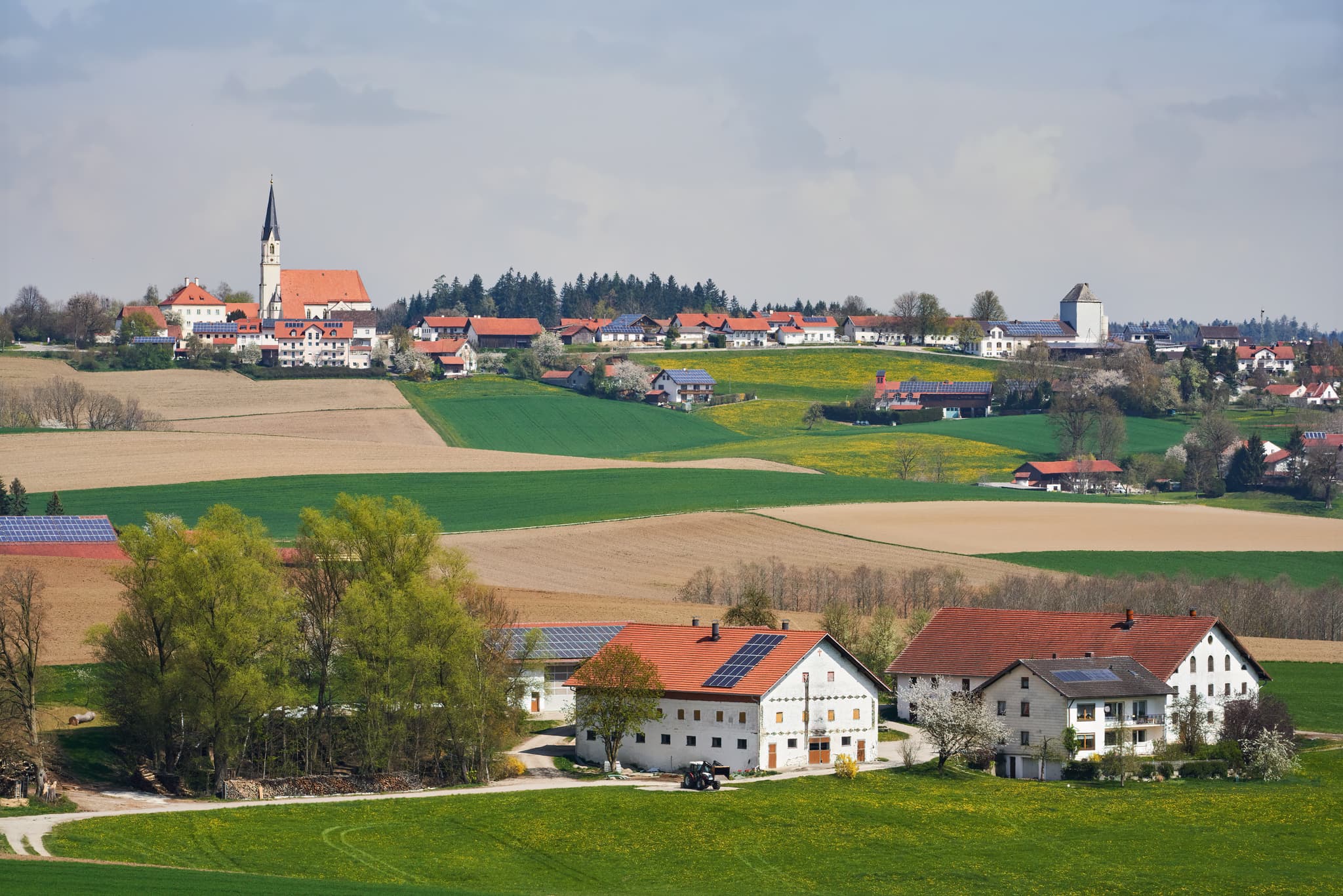 Ein malerischer Kirchisenblick von Mettenheim auf Niederbergkirchen im Landkreis Mühldorf am Inn, Oberbayern. Die idyllische Landschaft der Inn-Salzach Region.