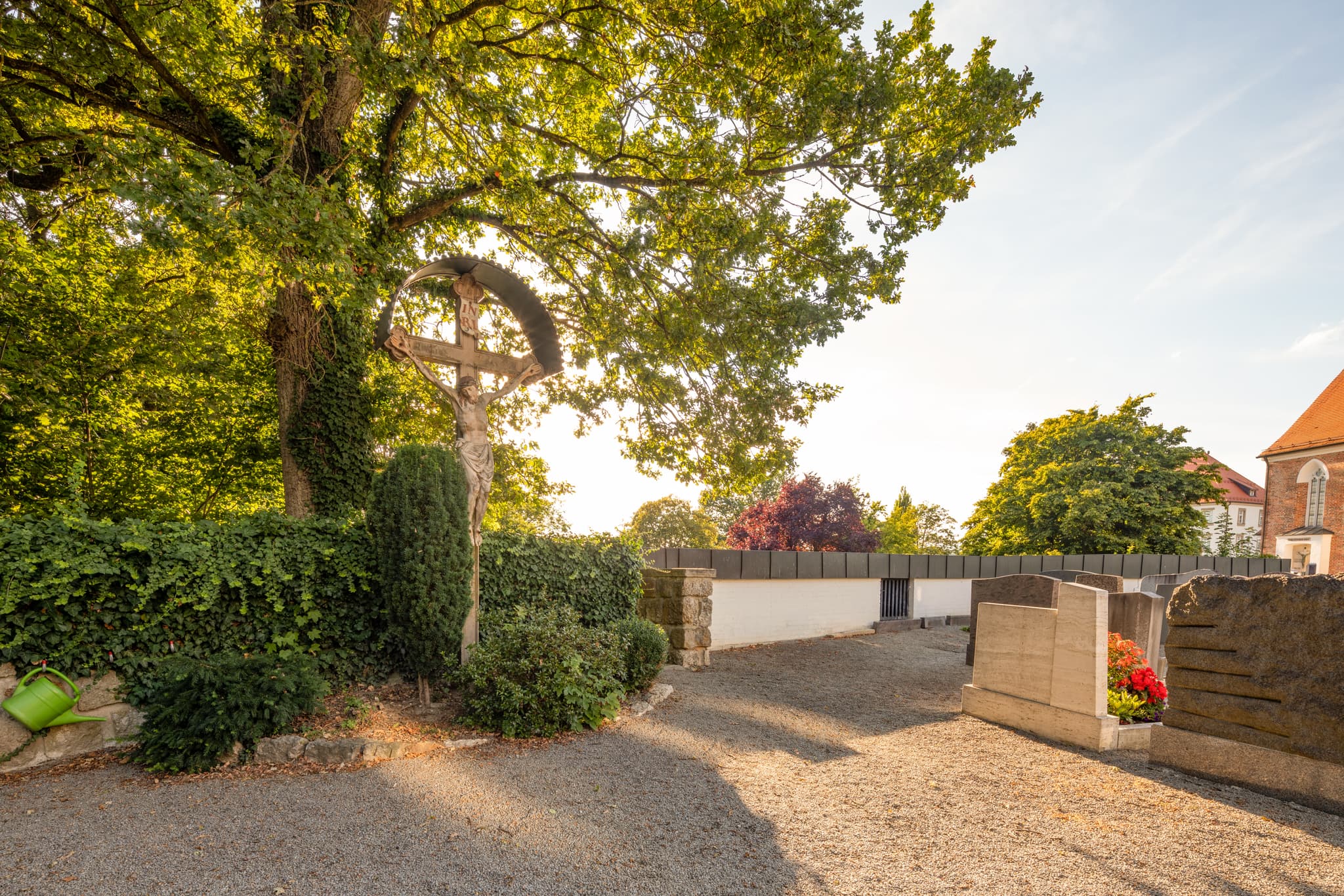 Friedhof St. Michael in Bad Griesbach, Landkreis Passau, Niederbayern, Bayern, Deutschland. Landschaftlich eingebetteter Friedhof mit Grabsteinen und Bäumen.