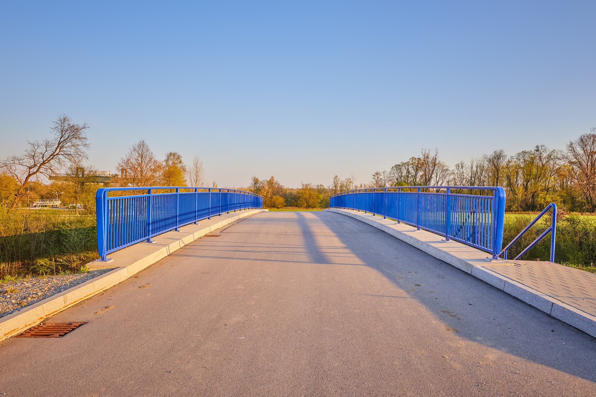 Moderne blaue Brücke des Innwerk Bahnübergangs in Perach, Landkreis Altötting, Oberbayern. Die Brücke befindet sich in der Region Inn-Salzach, Deutschland.