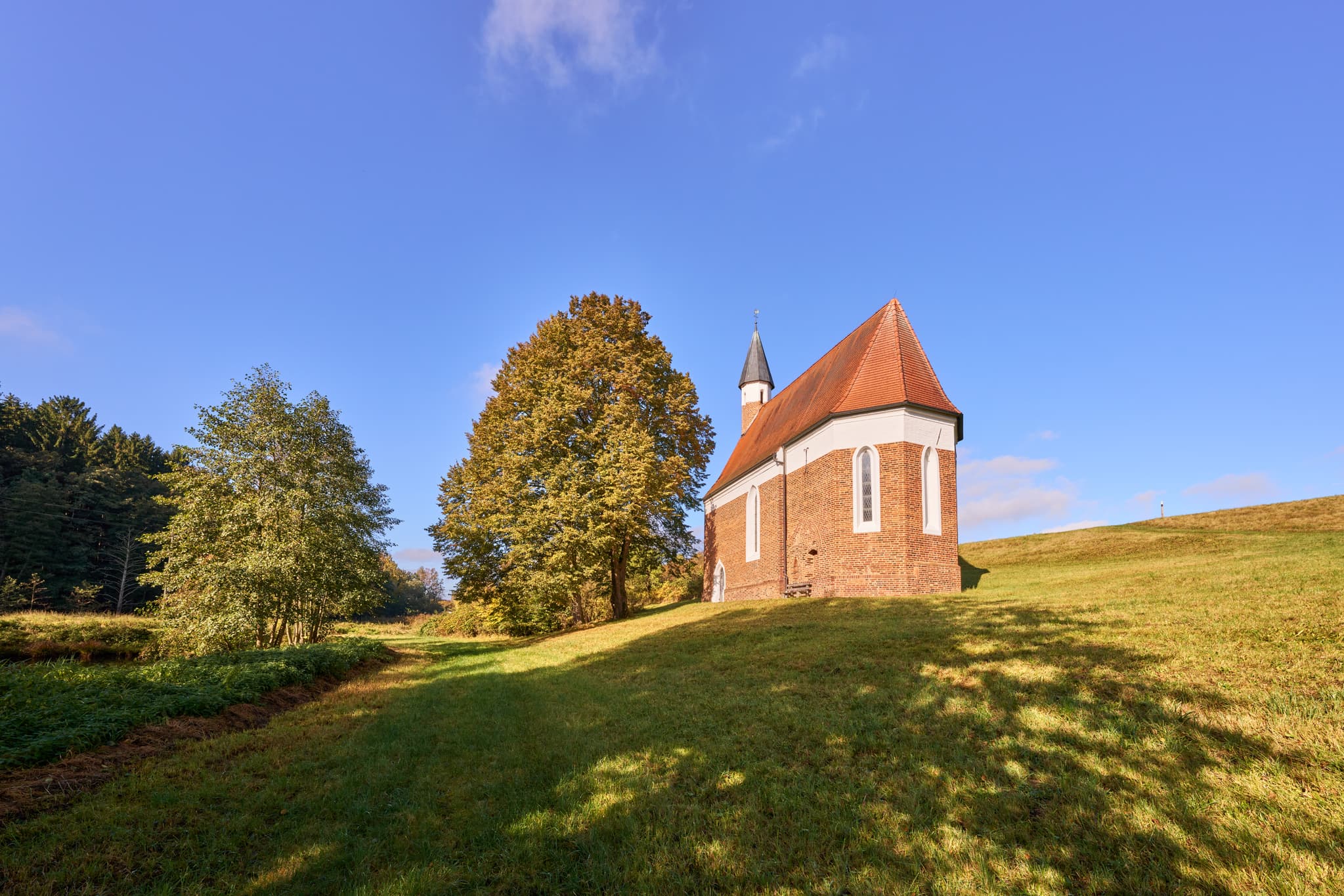 Die St. Koloman Kirchlein in Martinskirchen, Wurmannsquick, Rottal-Inn, Niederbayern, Deutschland, präsentiert sich in der ländlichen Landschaft des Holzlandes.