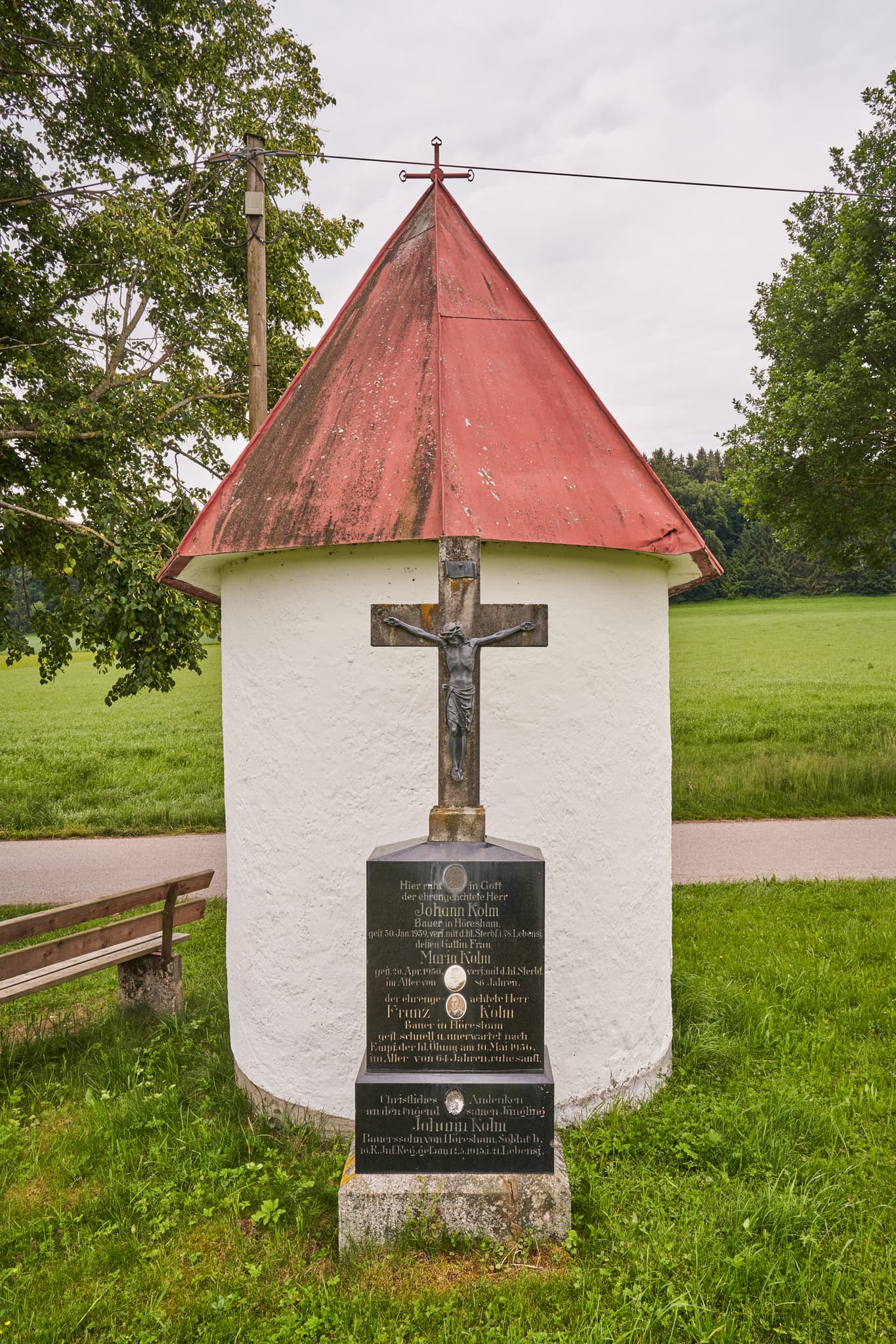 Bildstock mit Grabstein, Standort Höresham, Gemeinde Burgkirchen, Landkreis Altötting, Oberbayern, Inn-Salzach, Deutschland. Motiv in ländlicher Umgebung.