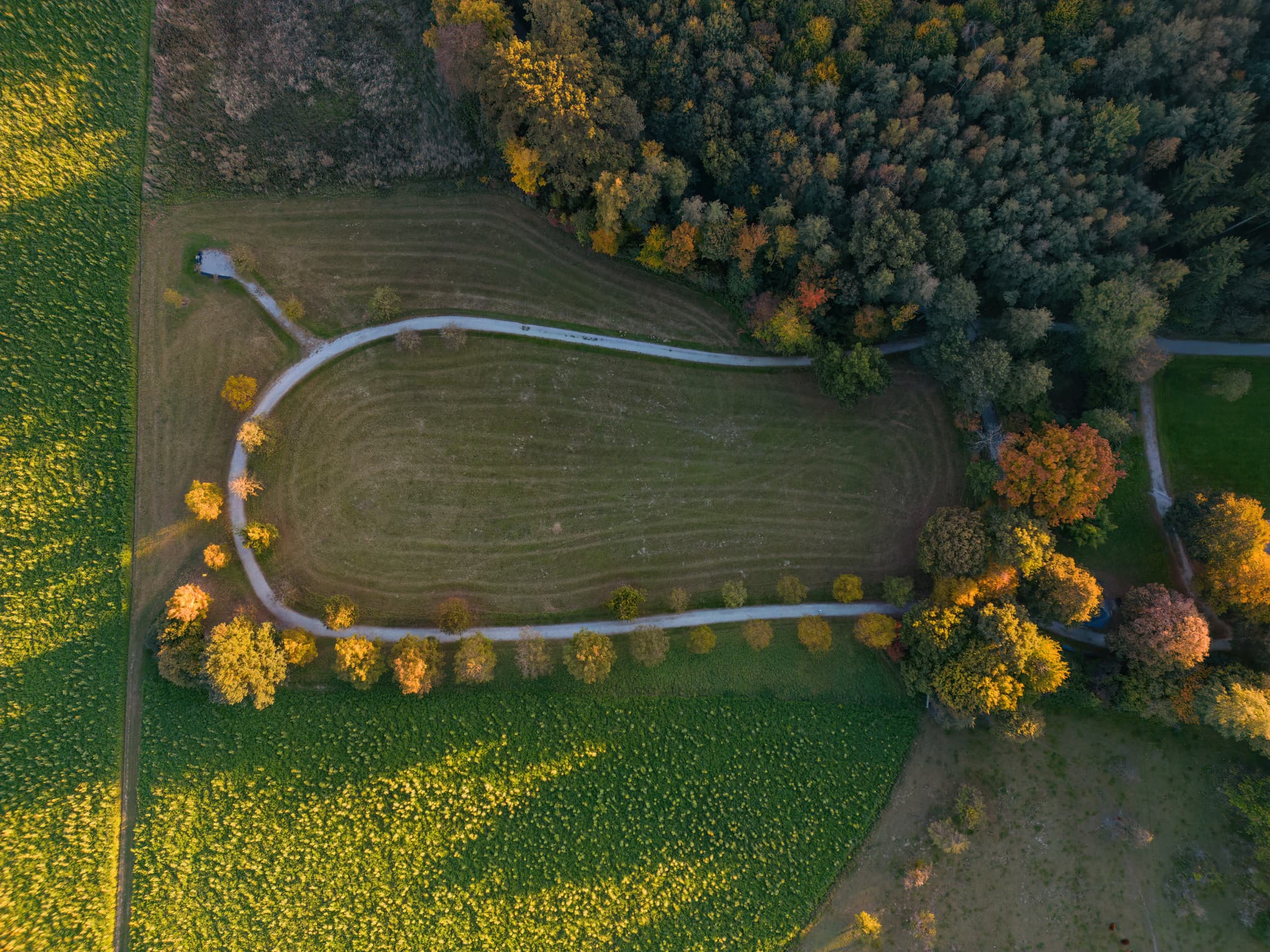 Kurpark Bad Griesbach im Rottal, Niederbayern, Deutschland. Rundweg umgeben von grünen Wiesen und Wald. Perfekte Naturerholung im Herzen des Bäderdreiecks.
