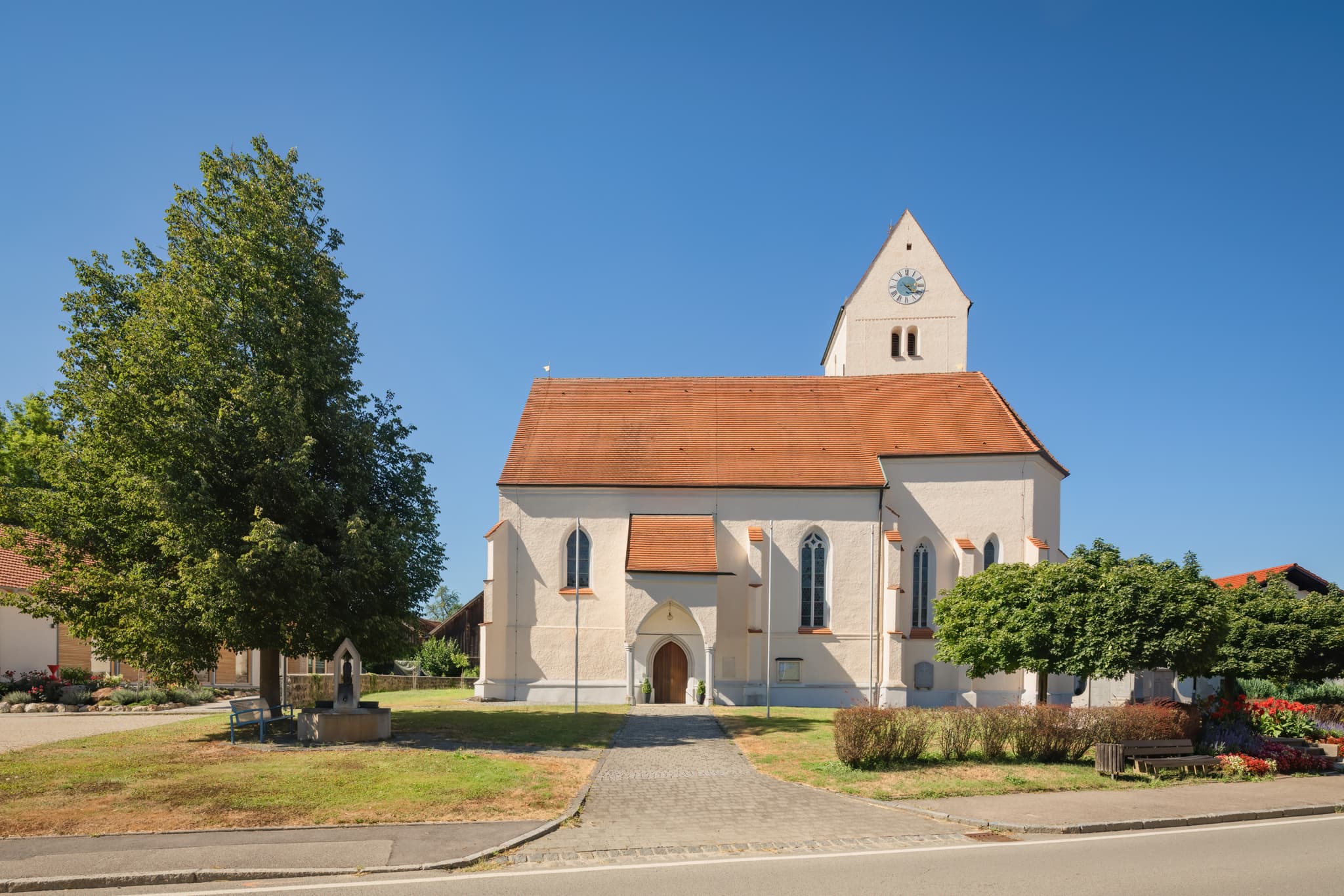 Die Pfarrkirche St. Valentin in Reutern, einem Ortsteil von Bad Griesbach im Bäderdreieck, Landkreis Passau, Niederbayern. Ein historisches Wahrzeichen.